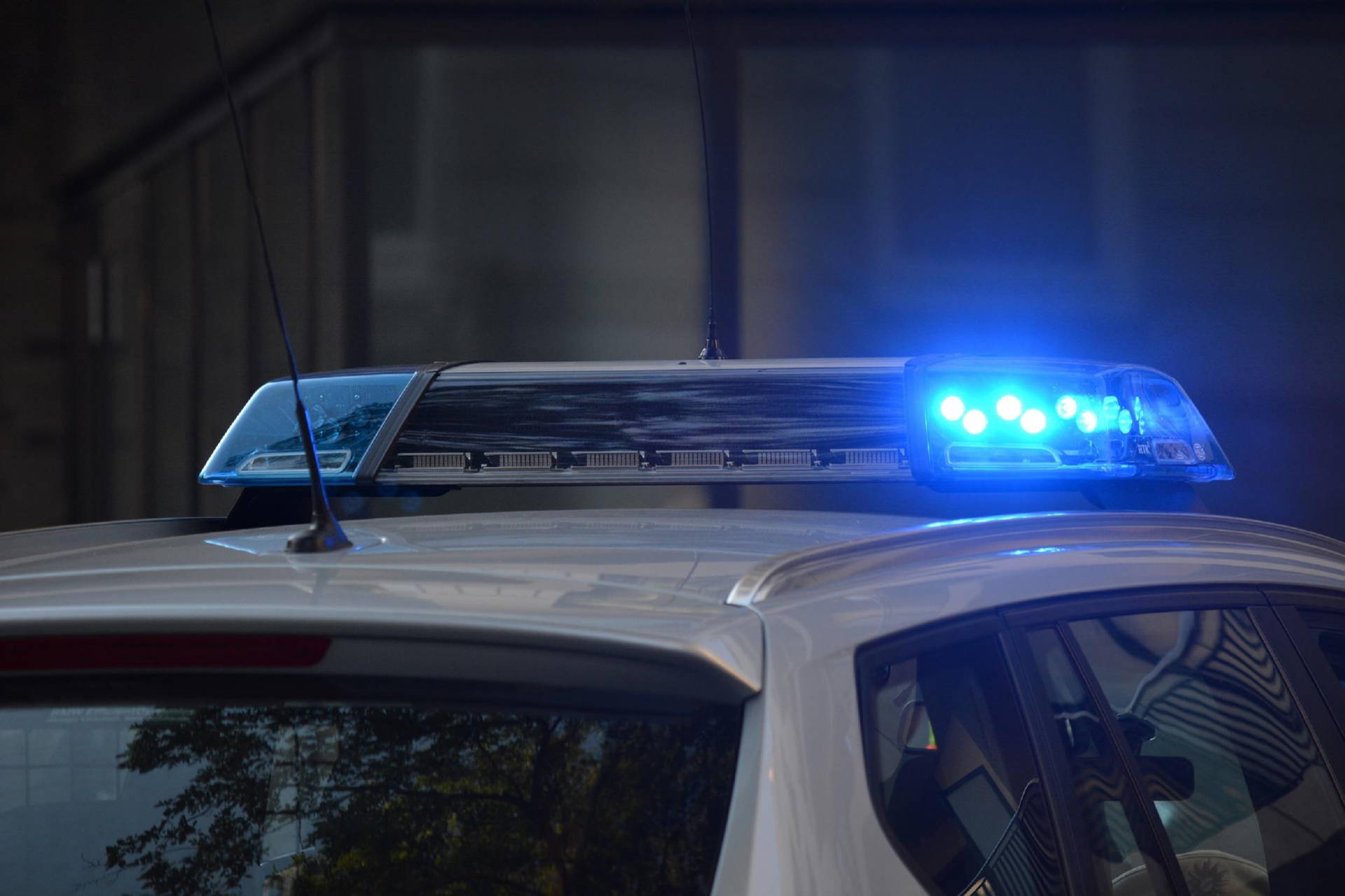 policijsko-vozilo-svjetlosni-signal-pixabay.jpg
