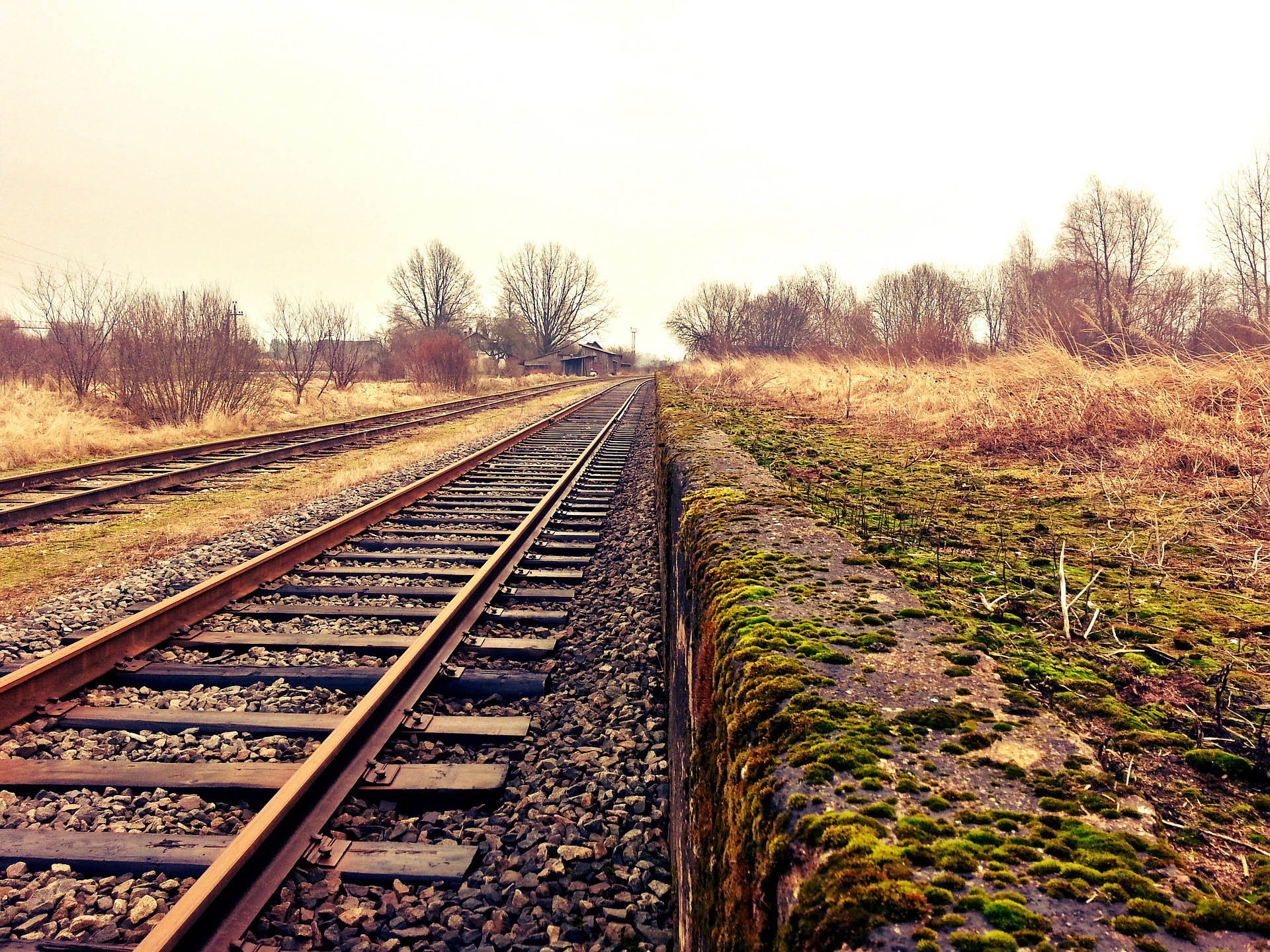 pruga-zeljeznica-voz-stajaliste-pixabay-4-.jpg