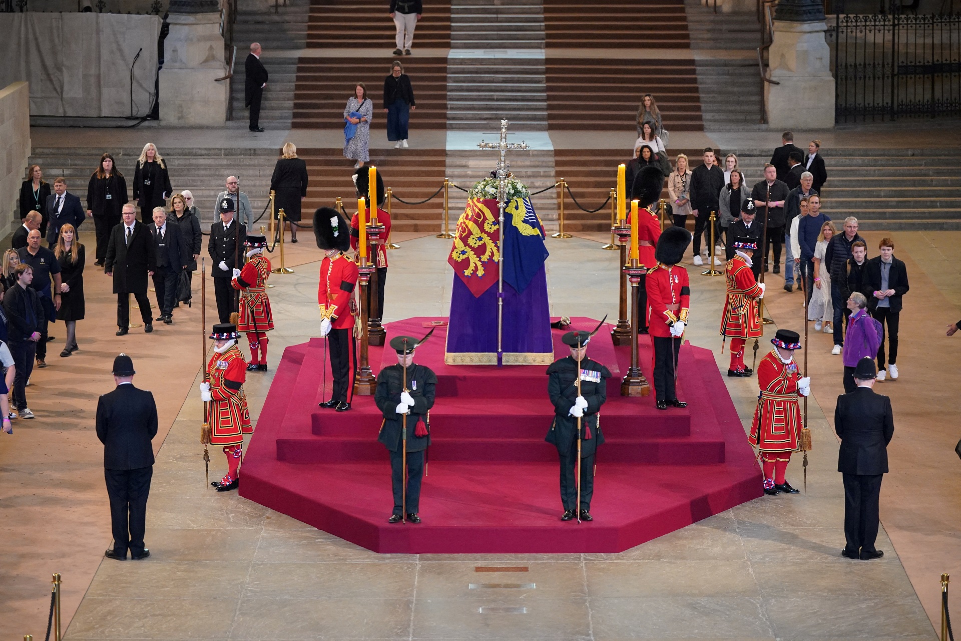 Kraljica Elizabeta kovčeg Westminster_Reuters.jpg