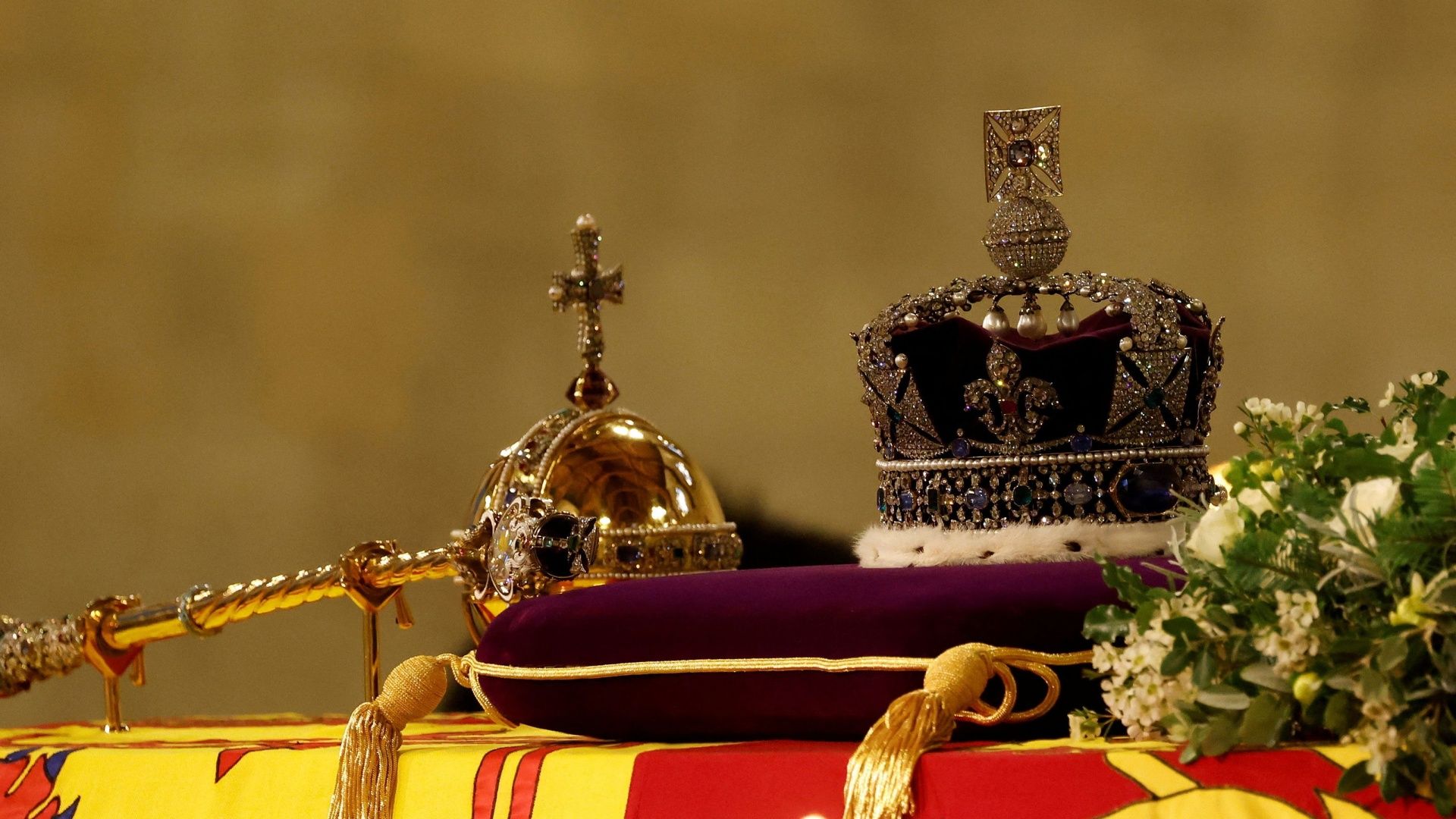 Žezlo i kruna kraljice Elizabete II