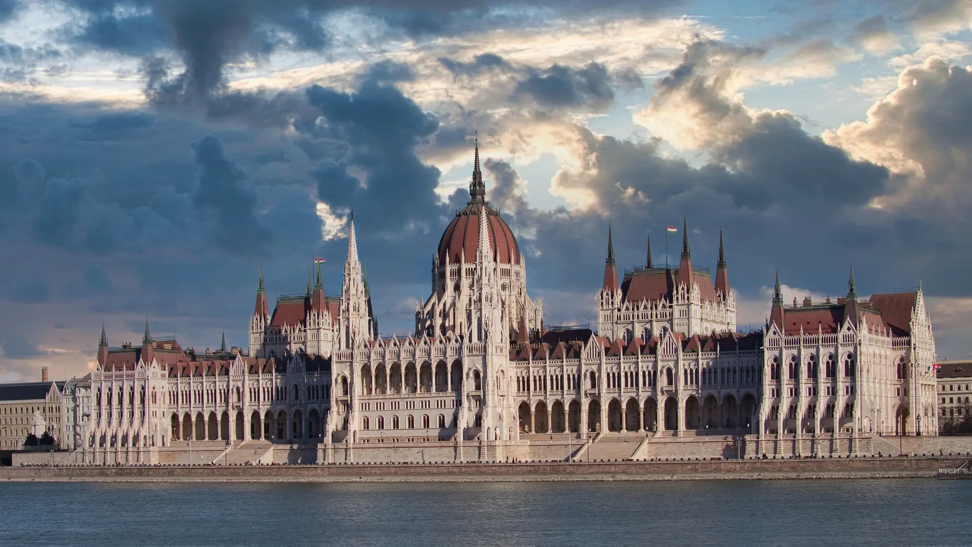 Budimpešta_Parlament_PIXABAY-1667994052237.webp