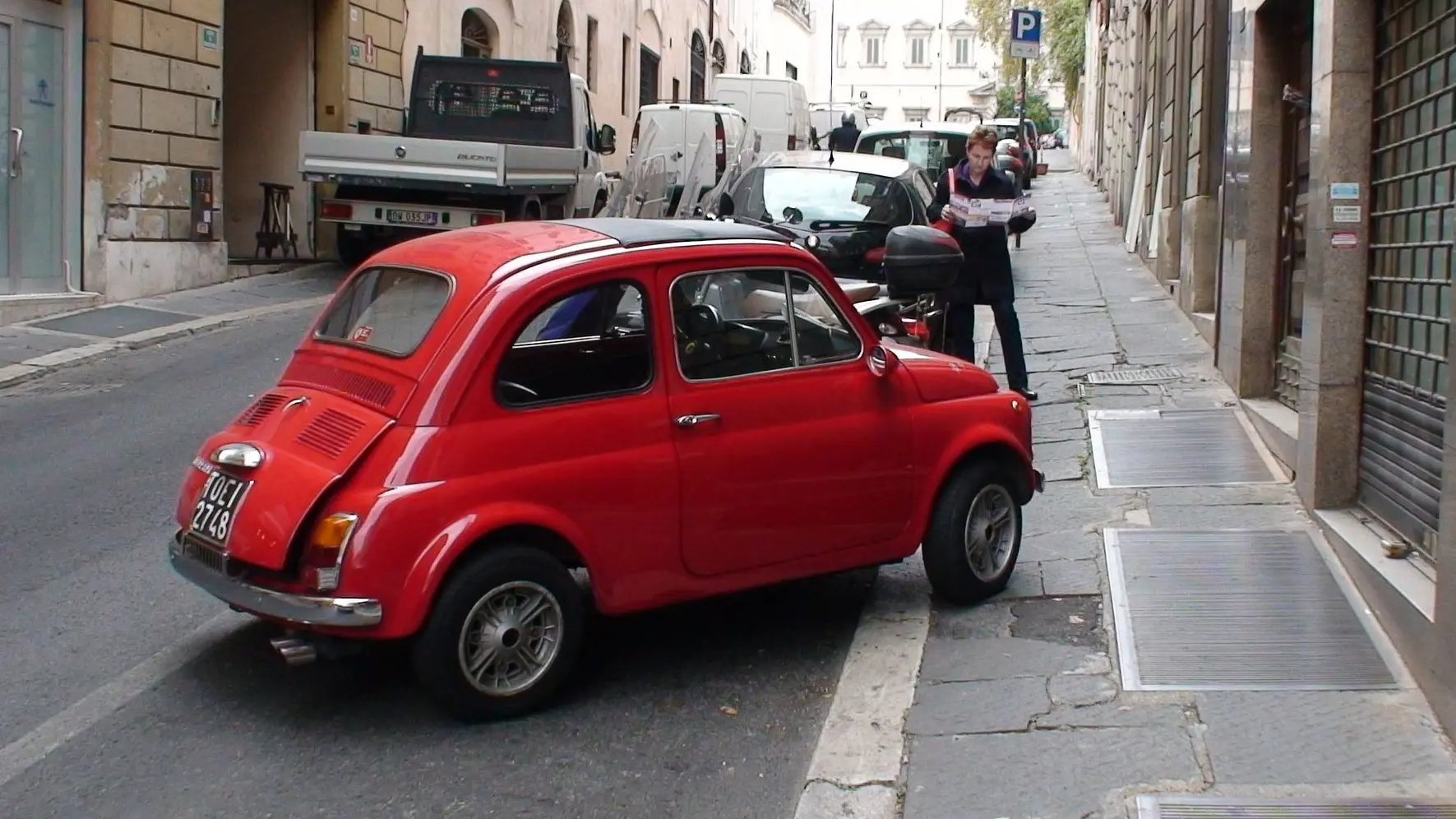 Fiat 500_oldtajmer_parkiranje_trotoar_Foto Pixabay-1668782337454.webp