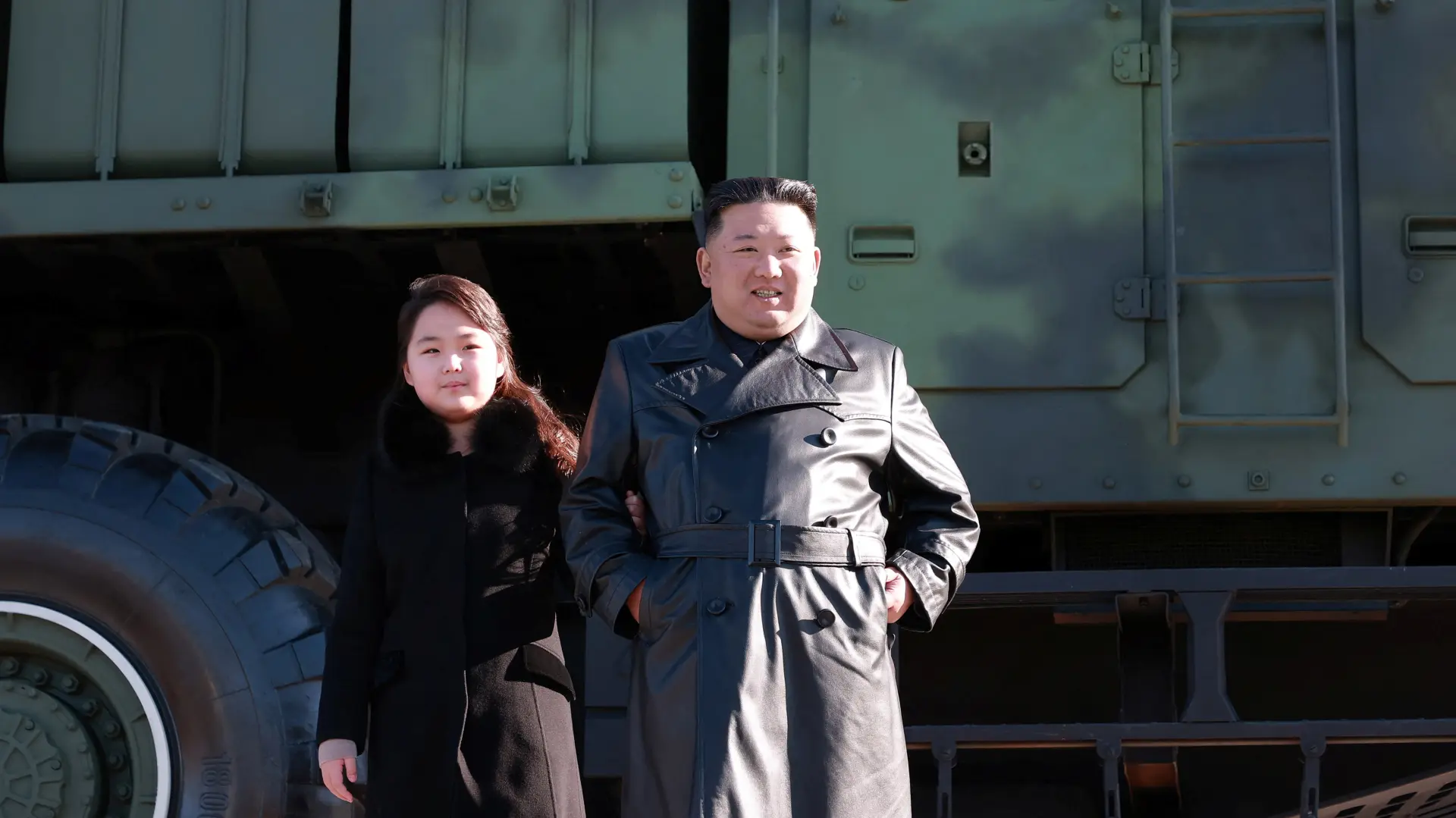 Kim Džong Un sa ćerkom_interkontinentalna balistička raketa_Hvasong-17_Hwasong-17_Foto Reuters (1)-1669537486101.webp