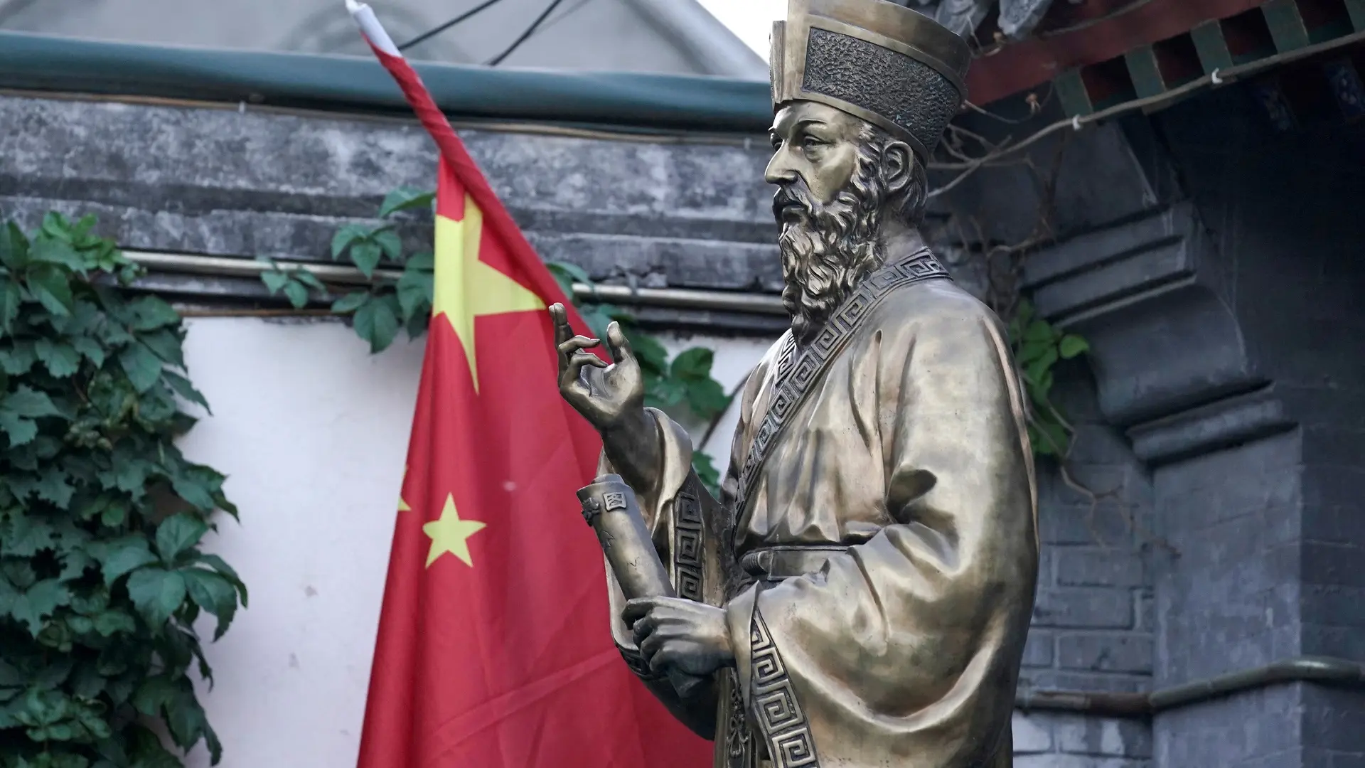 Kineska zastava na spomeniku talijanskog isusovca Mattea Riccija, prvog graditelja crkve za vrijeme dinastije Ming