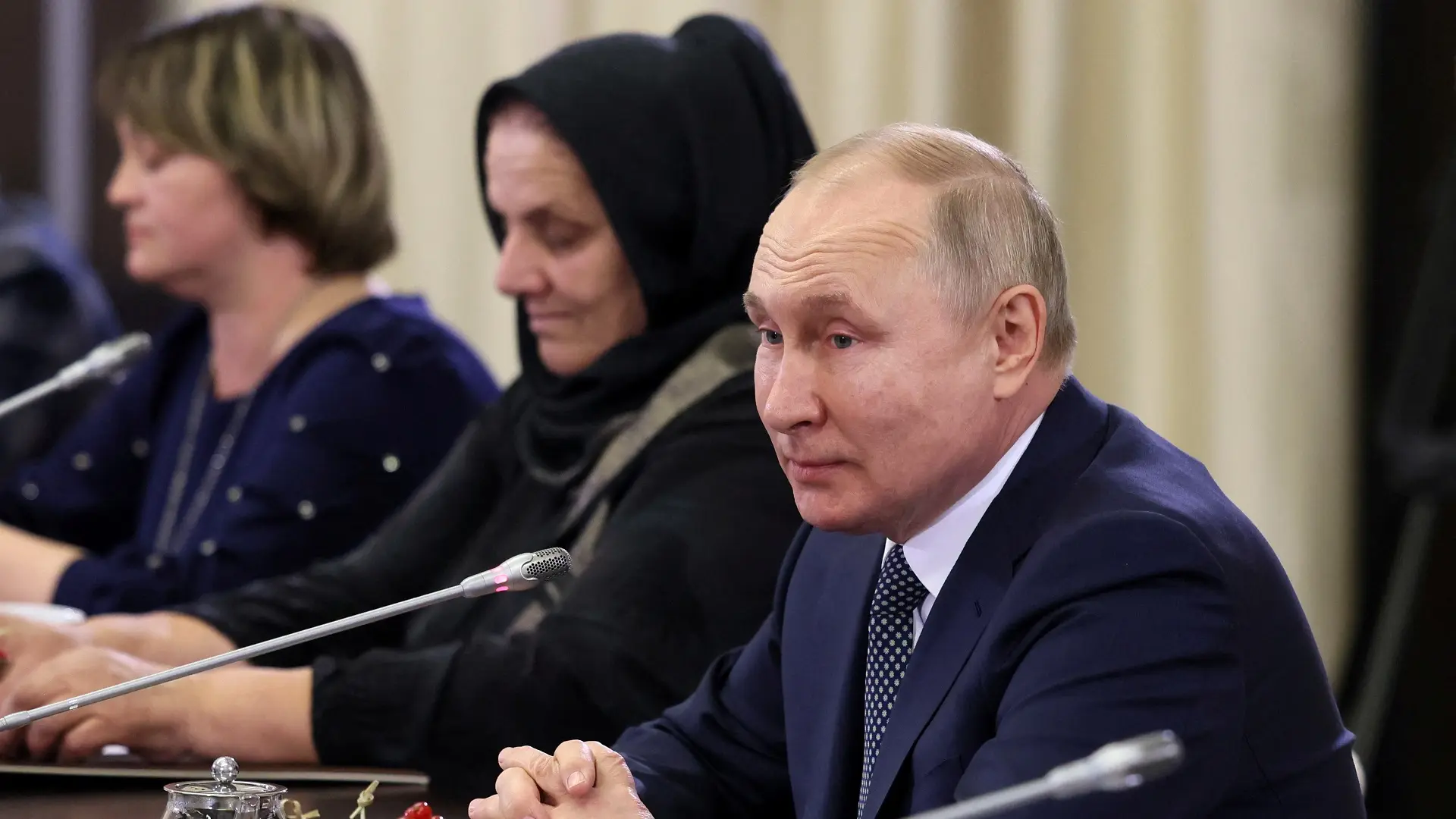 Putin na susretu s majkama poginulih vojnika_REUTERS-1669390178180.webp