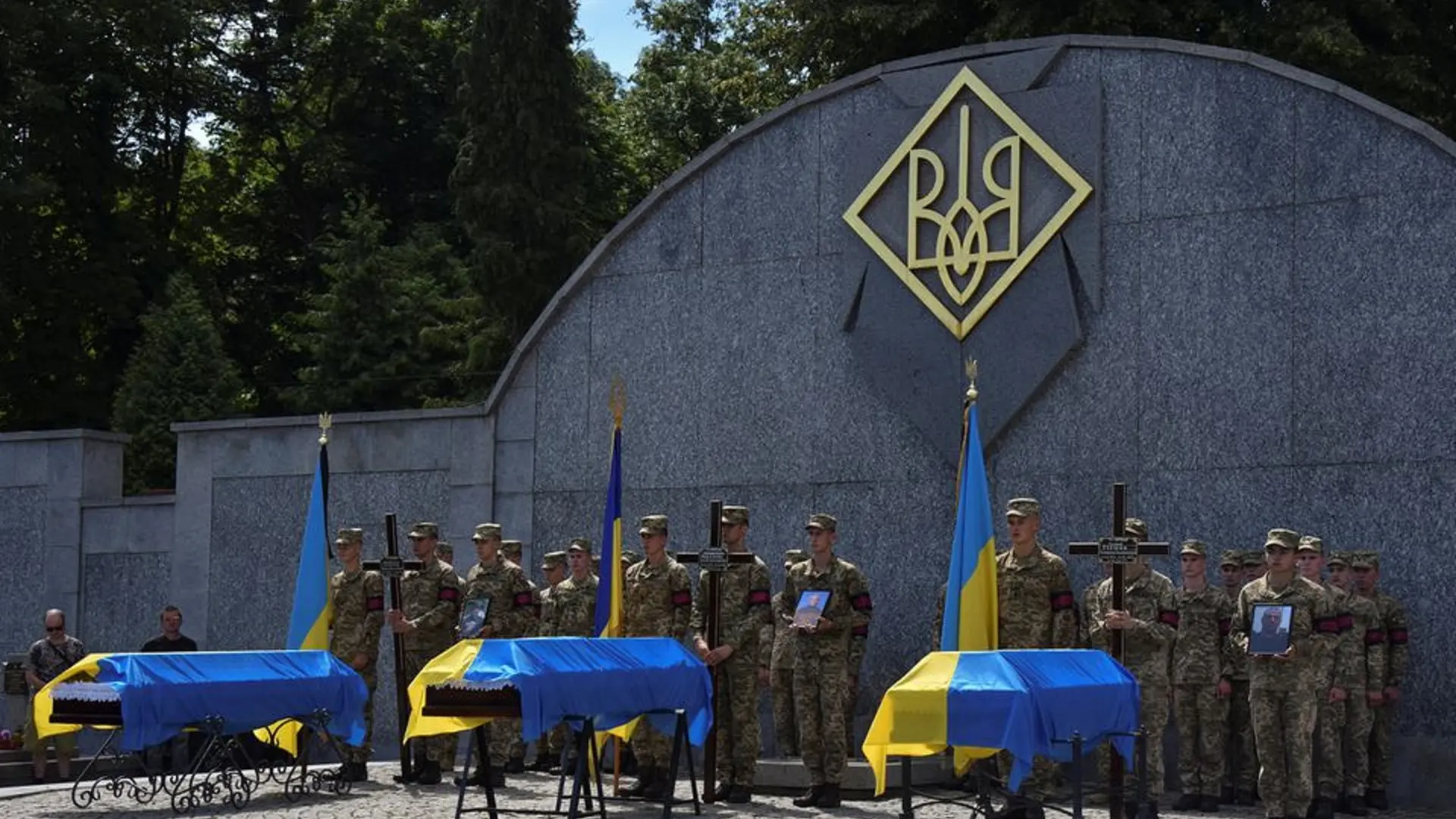 Ukrajina_pogreb_vojska_Reuters-1668082606890.webp