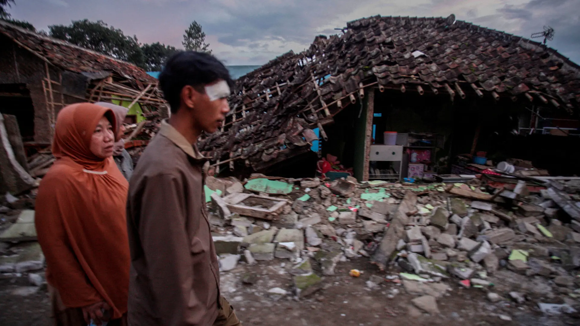 indonezija zemljotres reuters-1669052114688.webp