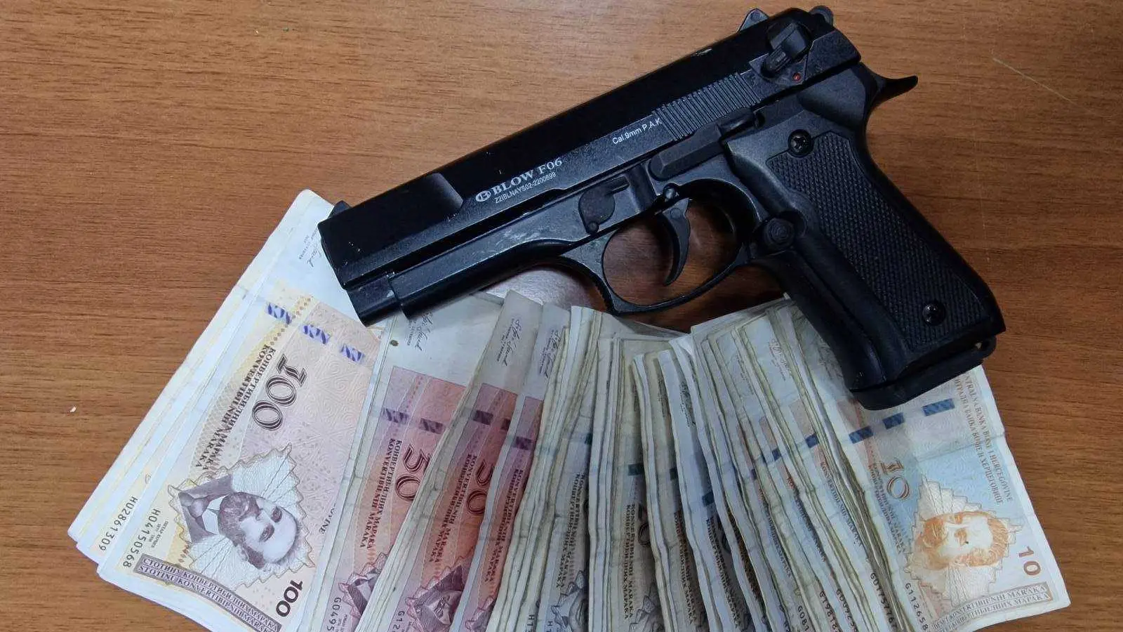 pistolj i novac foto PU Gradiška-638b86a66c231.webp
