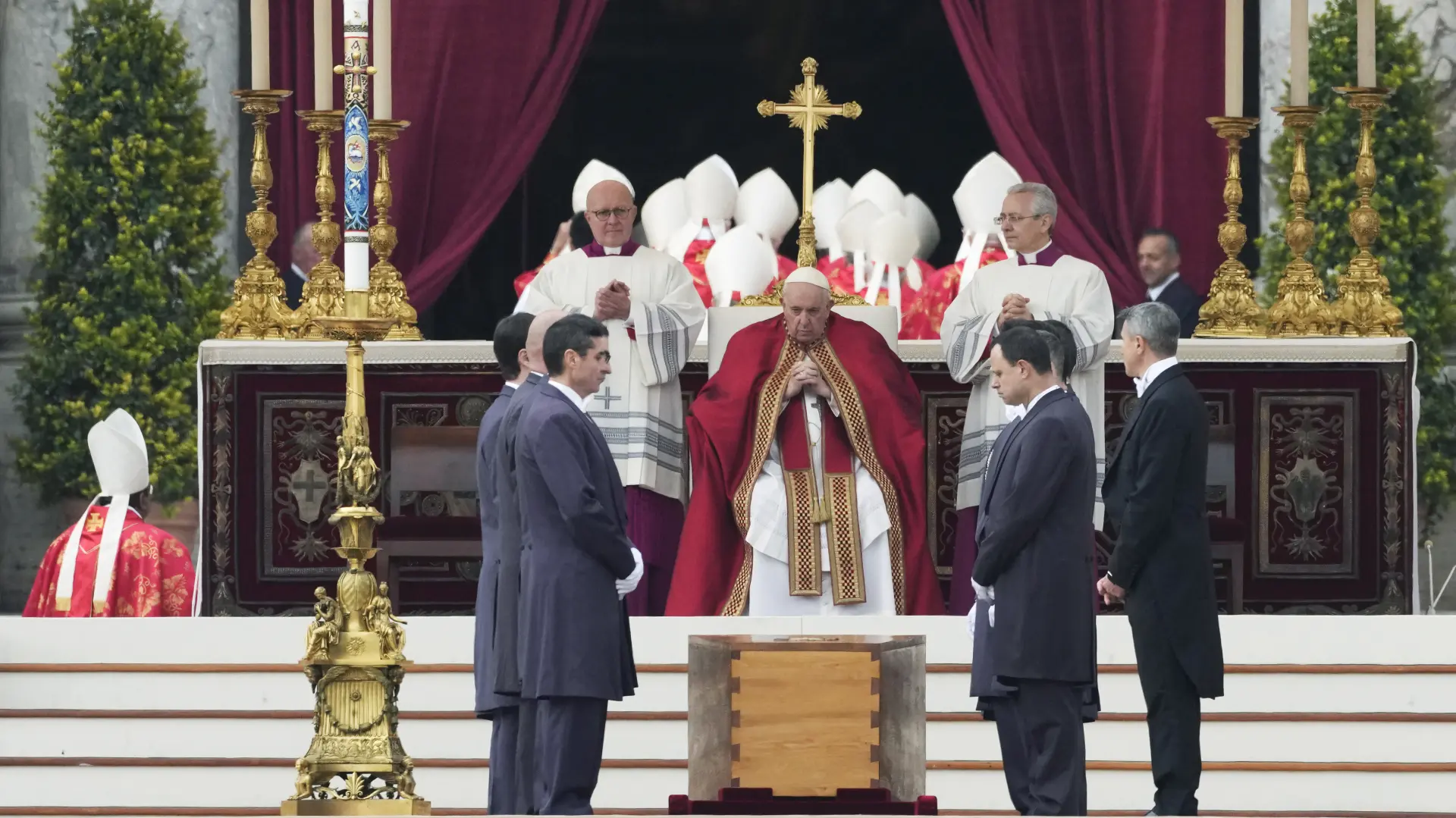 Papa Franja_sahrana Papa Emeritus Benedikt XVI_Trg Svetog Petra_Vatikan_Foto AP Photo_Alessandra Tarantino_Tanjug-63b6a8f1c9826.webp
