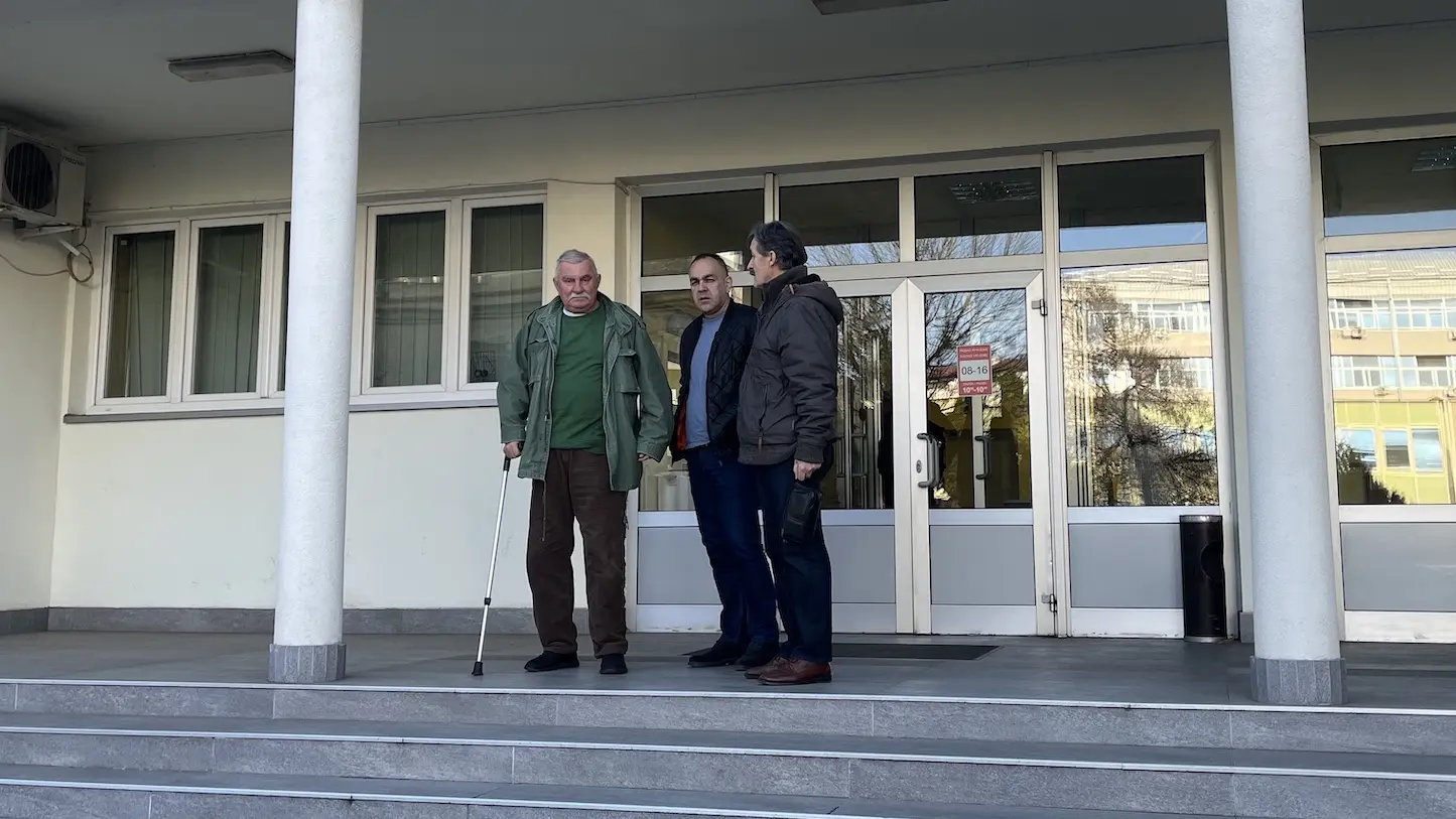 Želimir Rokvić i Vinko Đuragić ispred suda sa advokatom Milenkom Ljubojevićem