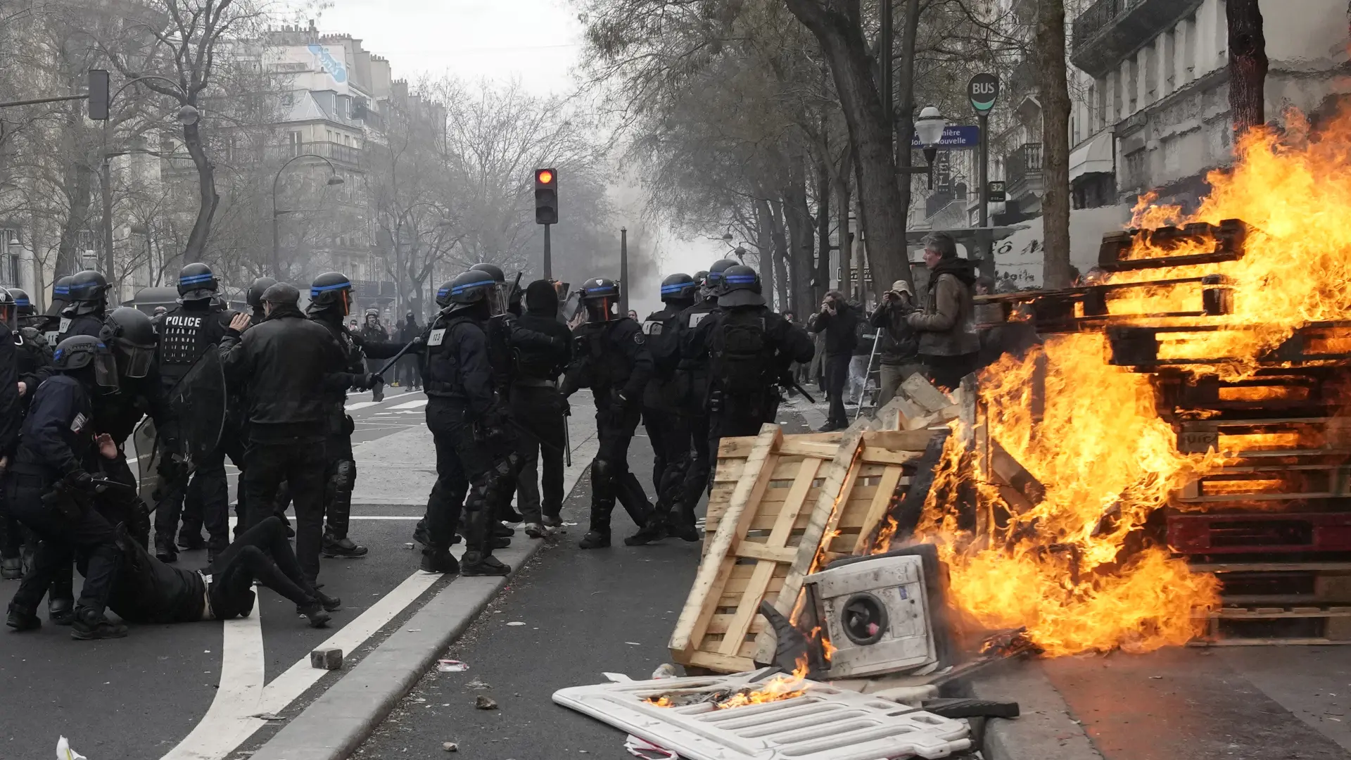 Policija_Pariz_protesti_penziona reforma_Foto Tanjug_AP Photo_Christophe Ena-64228f654456f.webp