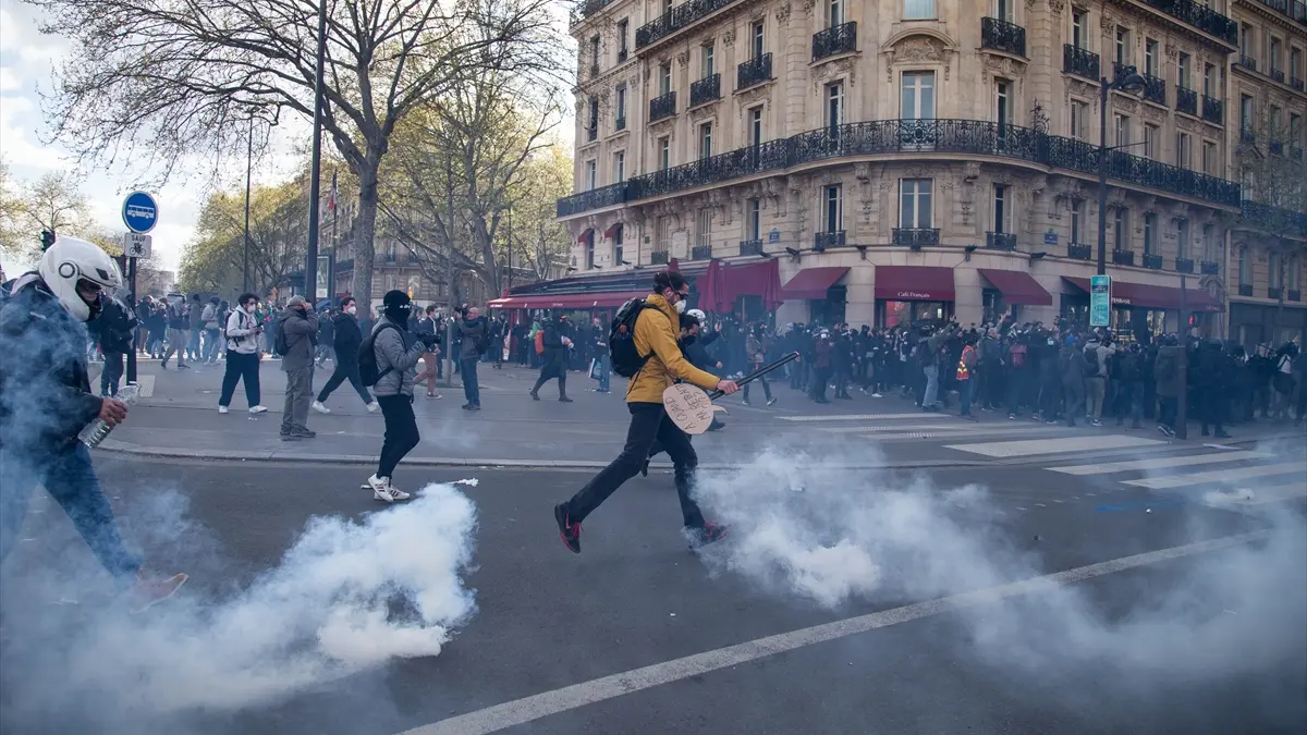 Pariz protesti suzavac foto Anadolija 02-64383bb750111.webp
