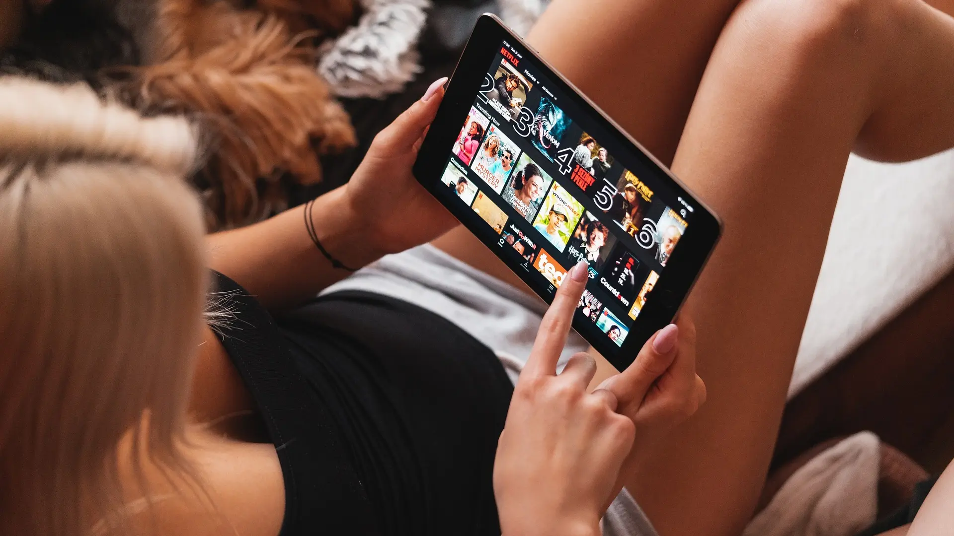 Netflix_tablet_gledanje filmova_devojka_Foto Pixabay-646dfa8aa5f06.webp