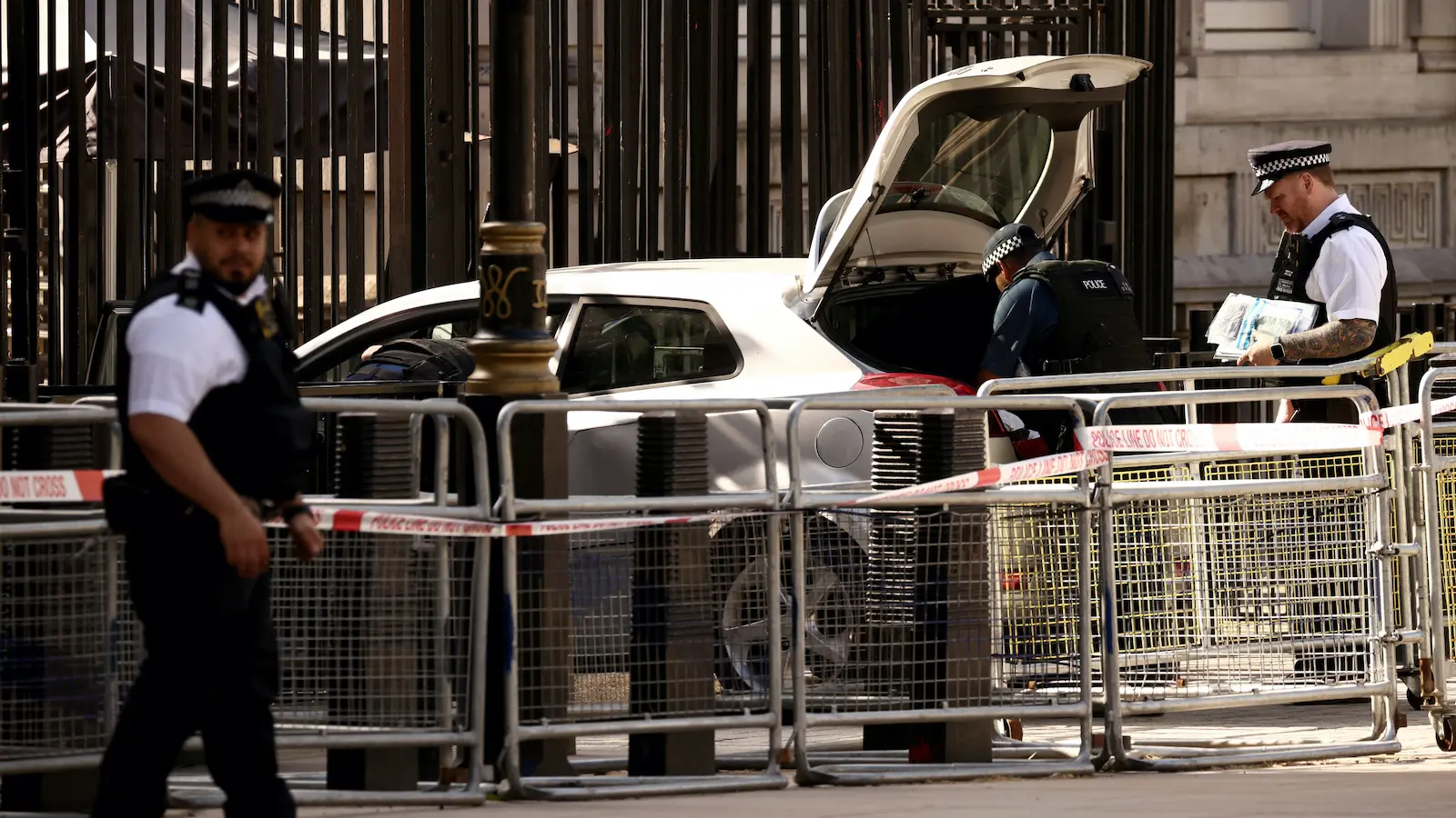 auto udarilo u ogradu vlade London foto Reuters-646f934bd2c06.webp