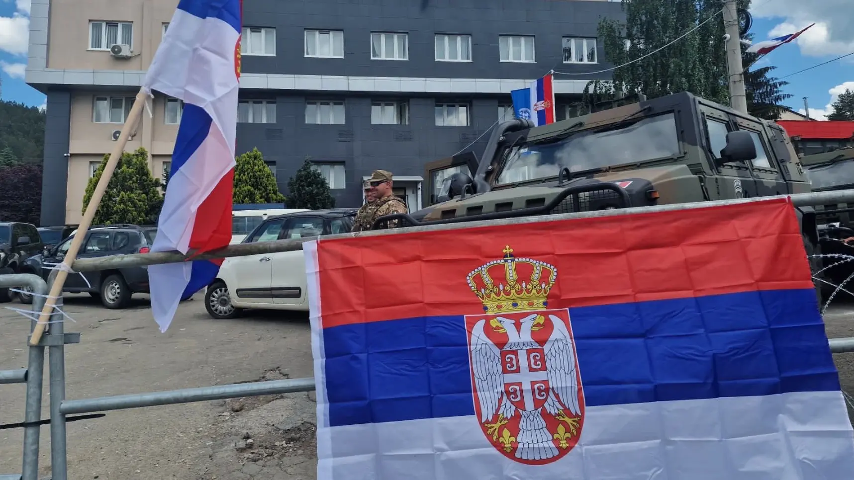 leposavić bodljikava žica zastava tanjug srt-6475f9a7c249a.webp