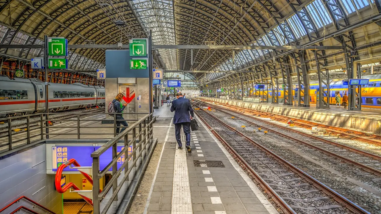 Holandija Amsterdam voz železnica Pixabay-647da8ff14b40.webp