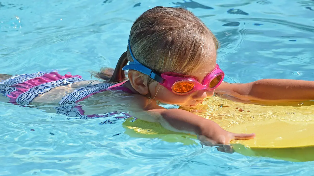 dete plivanje kupanje leto bazen pixabay-6495c1b4be89e.webp