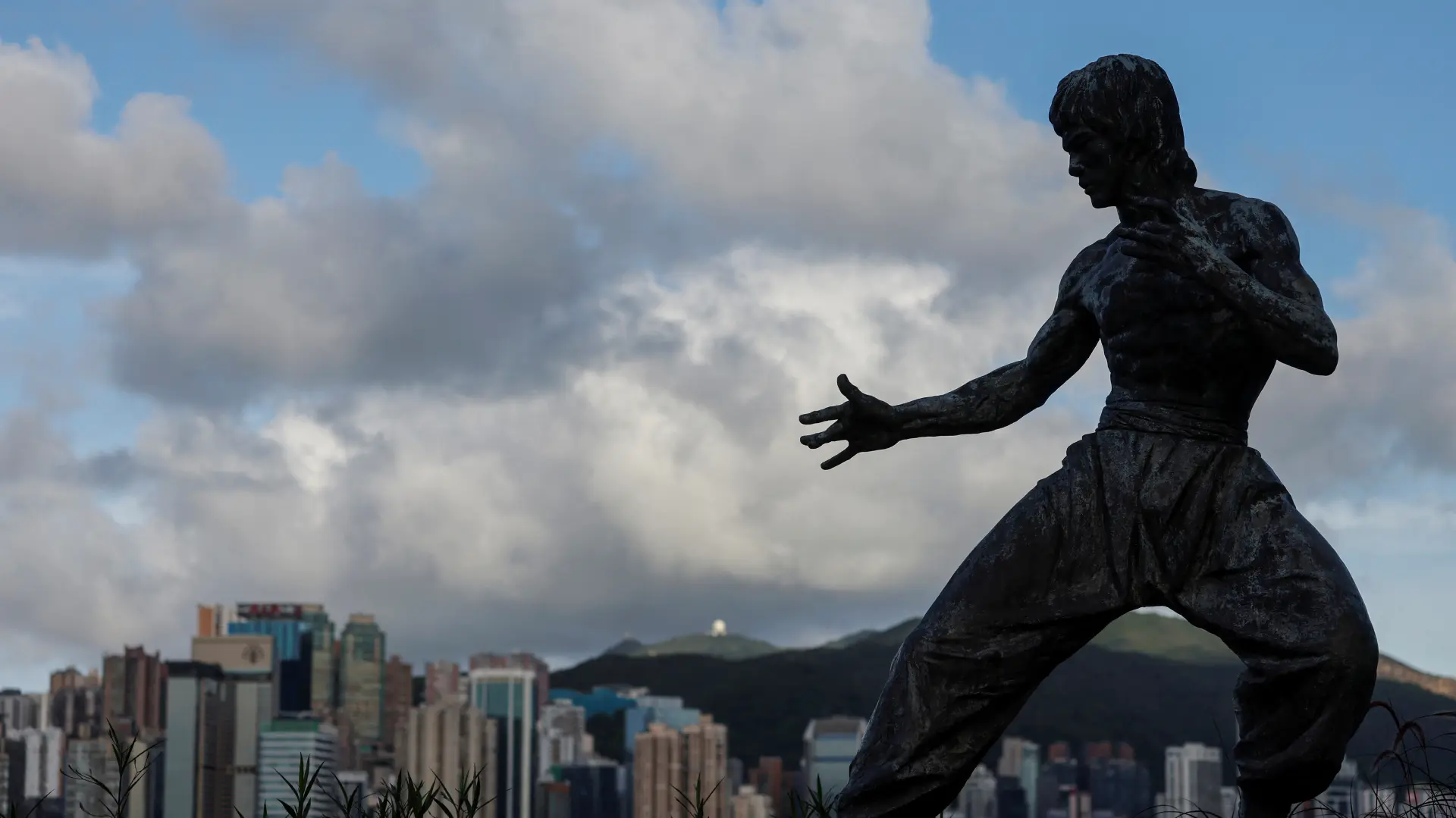 Brus Li_Bruce Lee_spomenik_Hong Kong_Foto Reuters-64bbf7c5eb2fd.webp