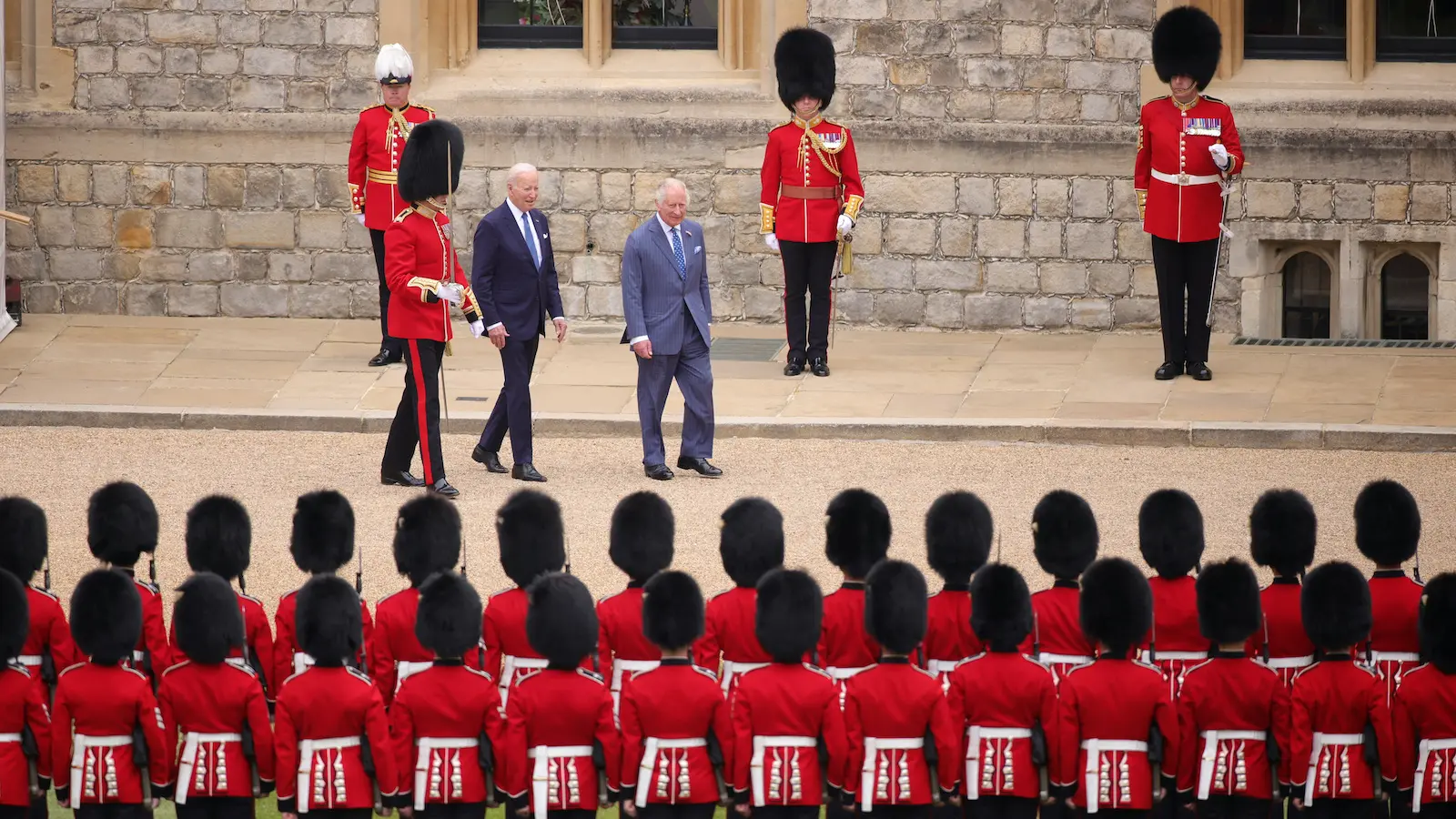 Joe Biden i kralj Charles velska garda foto Reuters-64ad4eeb005a7.webp
