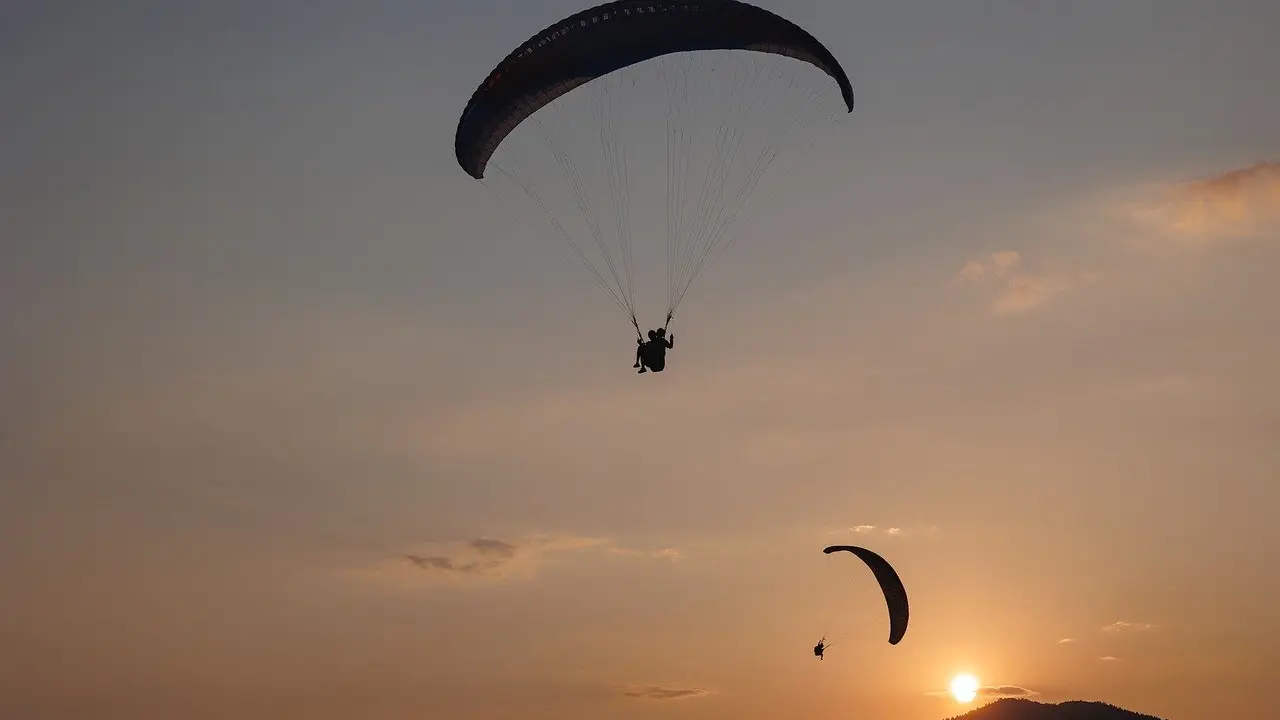 paragliding-8103063_1280-64d38b250197b.webp