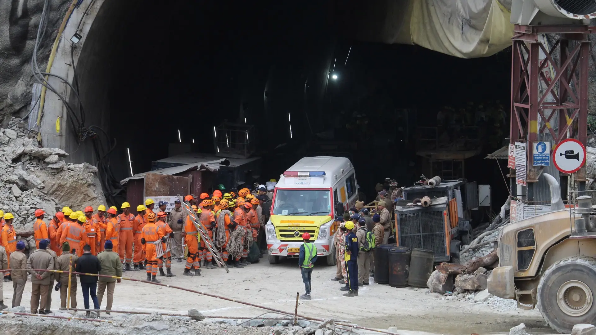 evakuisan 41 radnik iz urušenog tunela u indiji, indija, urušeni tunel - 28 nov 2023 - foto AP Photo Tanjug-656611b80de39.webp