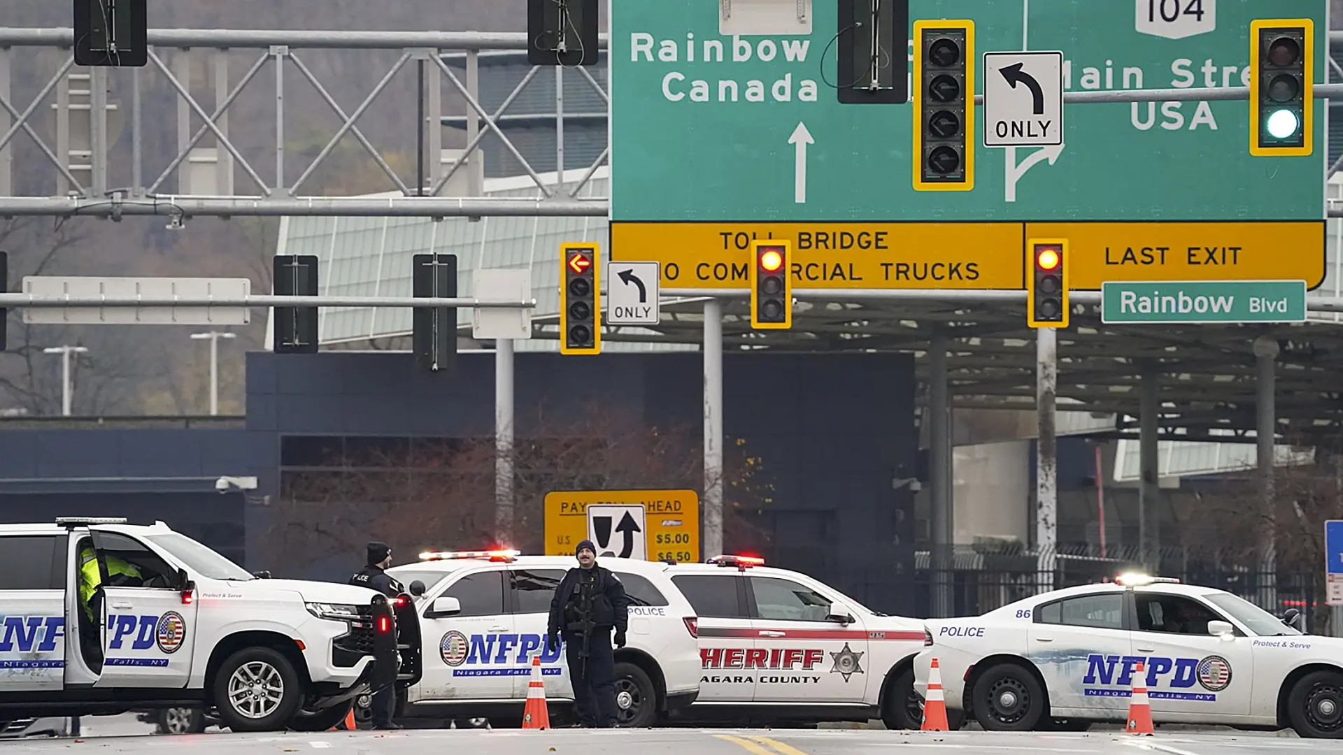 most duga, rainbow bridge, koji spaja sad i kanadu, američka policija, SAD - 22 nov 2023 - foto Derek Gee The Buffalo News via AP Tanjug-655e577f13940.webp