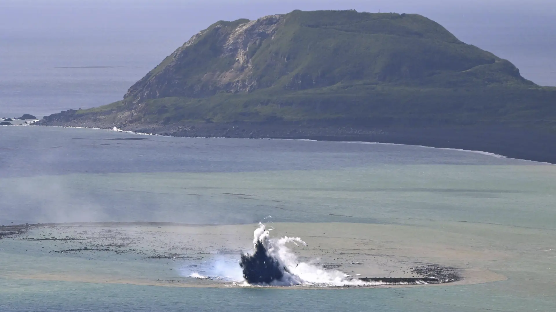 novo ostrvo u japanu, japan - 9 nov 2023 - foto Kyodo News via AP Tanjug (2)-654cbfce97839.webp