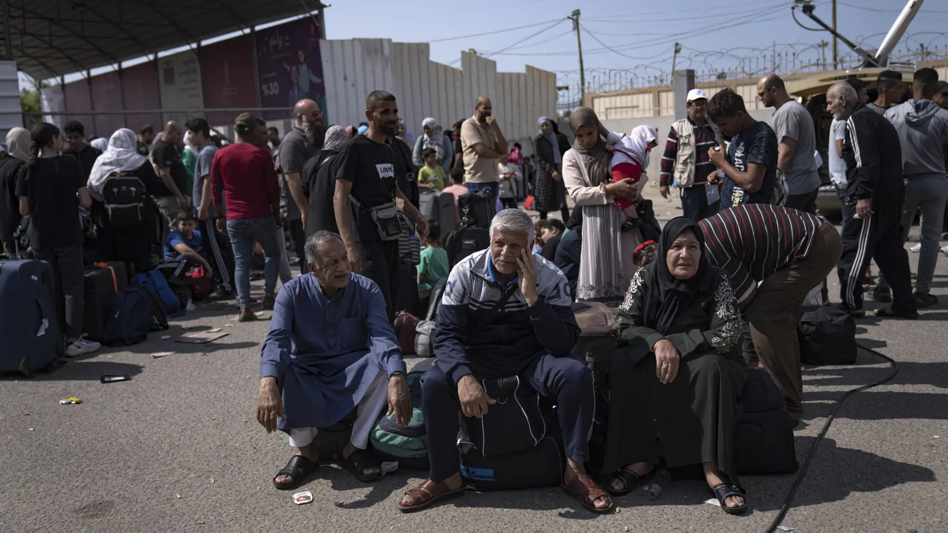palestinske ibeglice, prelaz Rafa, okt 2023 - AP PhotoFatima Shbair tanjug-654233af45c3d.webp