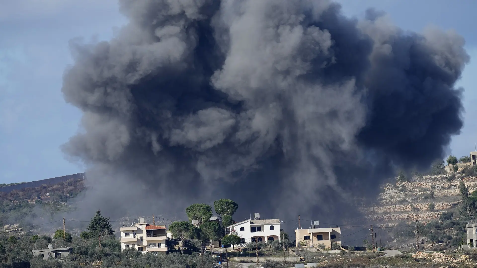 selo aita al šaab, liban, izraelski napad - 21 nov 2023 - foto AP Photo Hussein Malla Tanjug-655c972b6b6d0.webp
