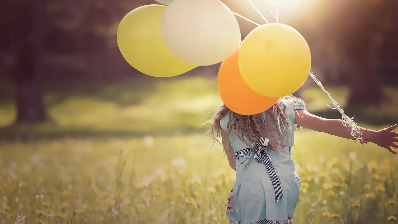 devojčica, trčanje, sreća, baloni, sunce, proleće, pixabay-657c3b0302845.webp