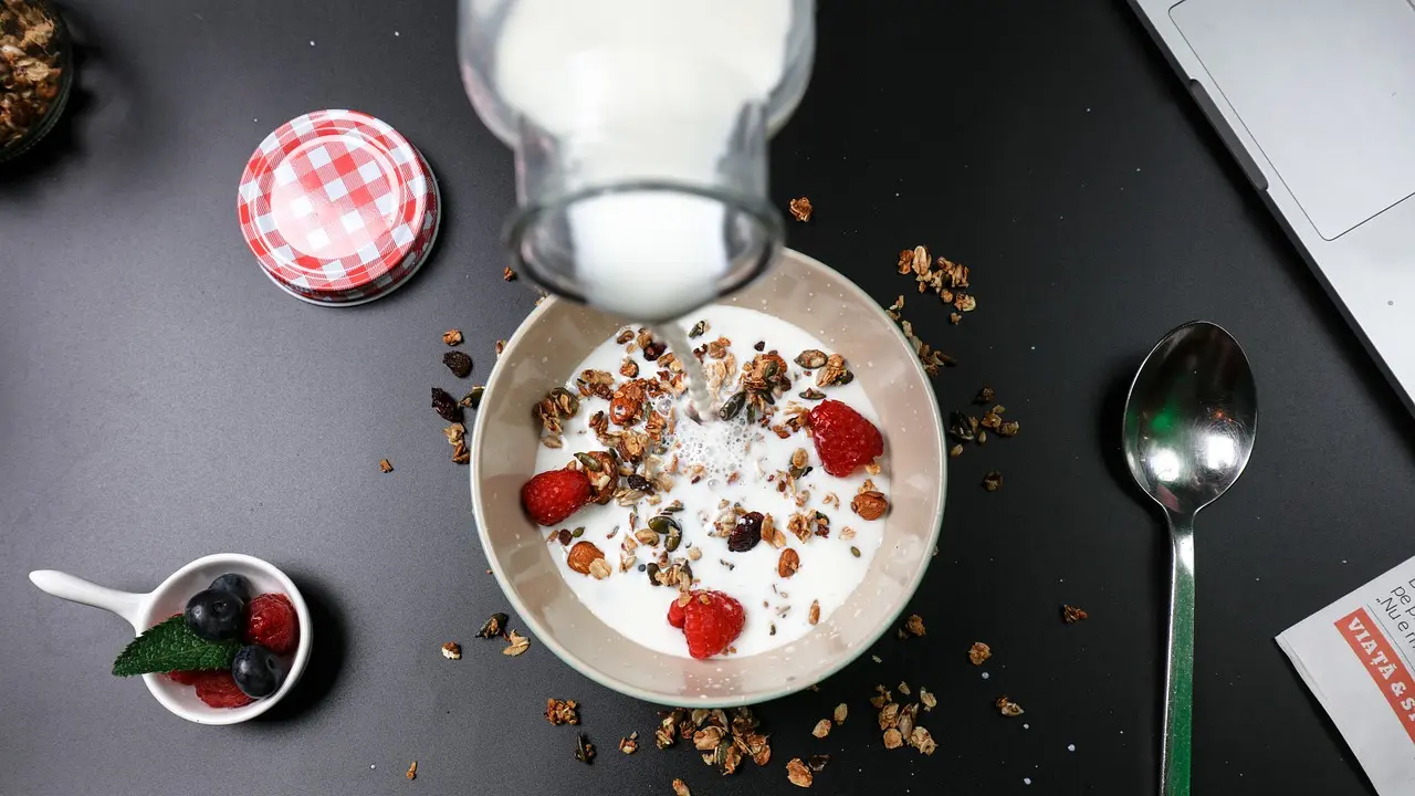doručak, šećer, musli, kornfleks, žitarice, mleko, jogurt, pixabay-6581c16351682.webp