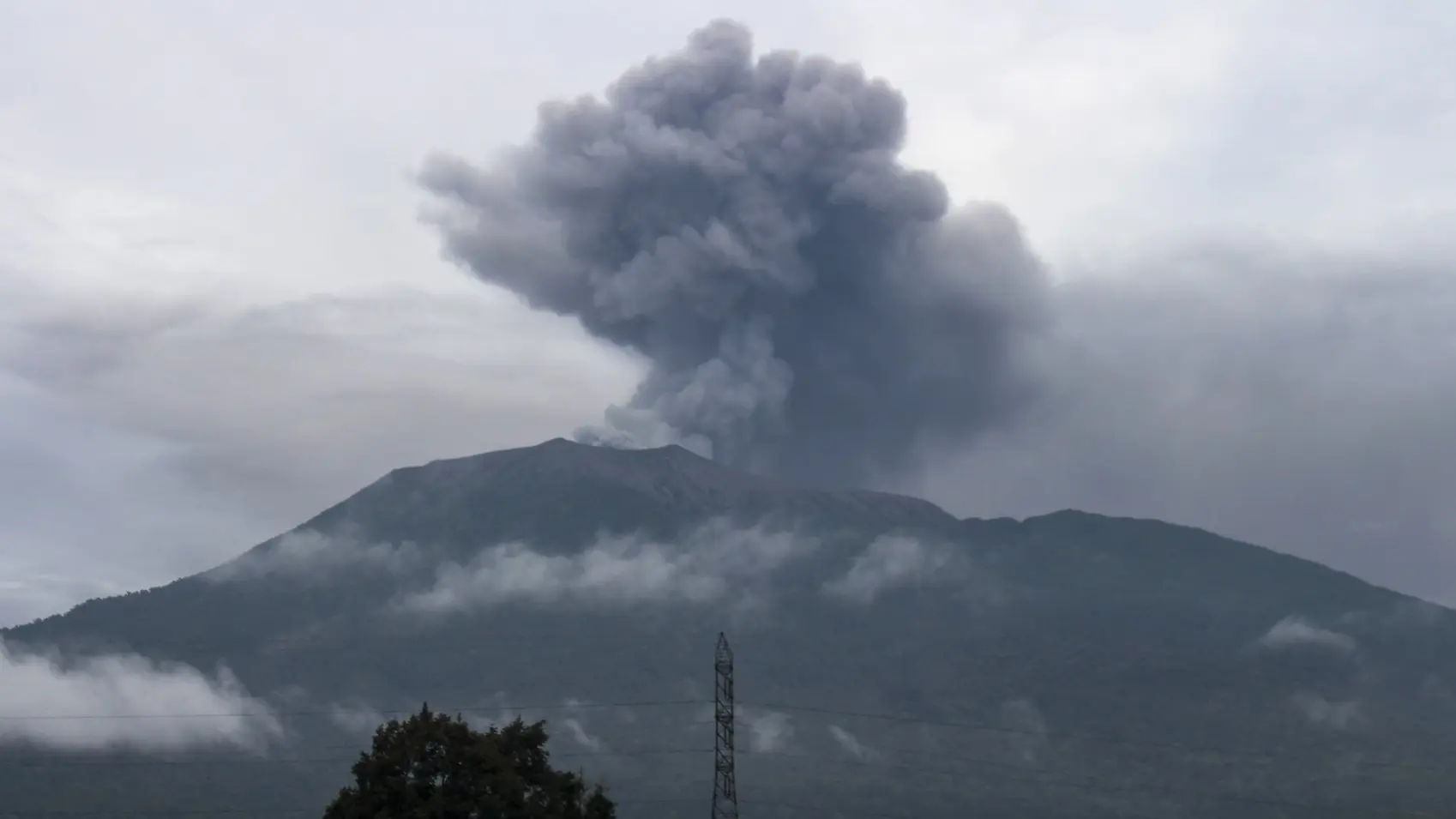 erupcija vuklana maunt marapi u indoneziji, 4 dec 2023 - profimedia-656d8186ef703.webp