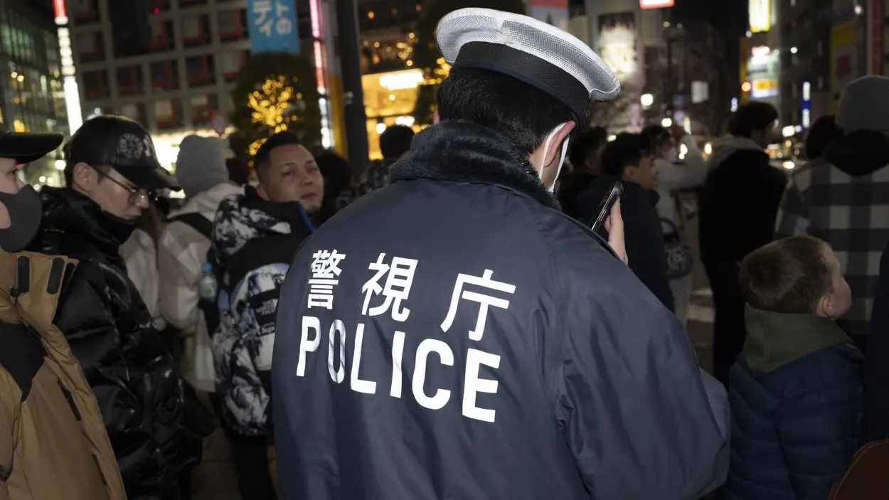 japanska policija, japanski policajac, tokio - 31 dec 2022 - foto profimedia-658ab2c593c0a.webp
