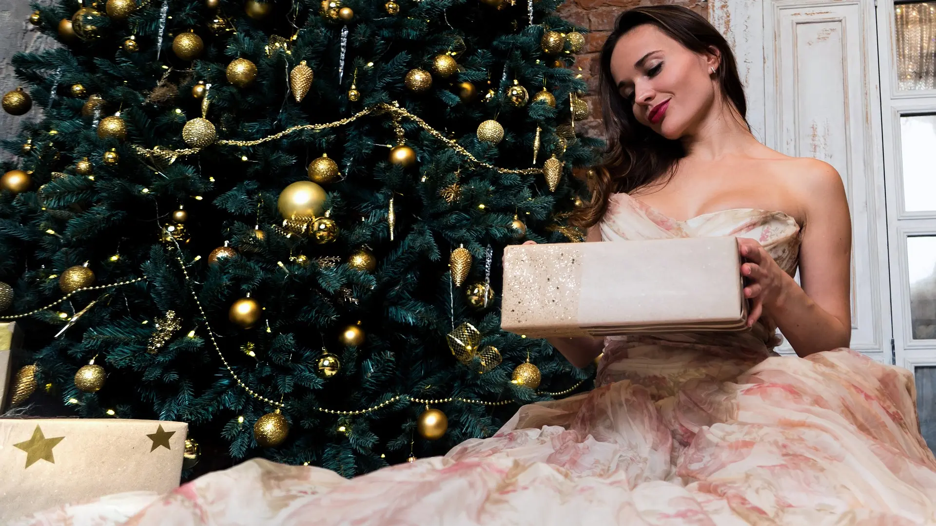 nova godina, jelka, moda, svečana haljina, devojka, pokloni pixabay-6585bef958529.webp