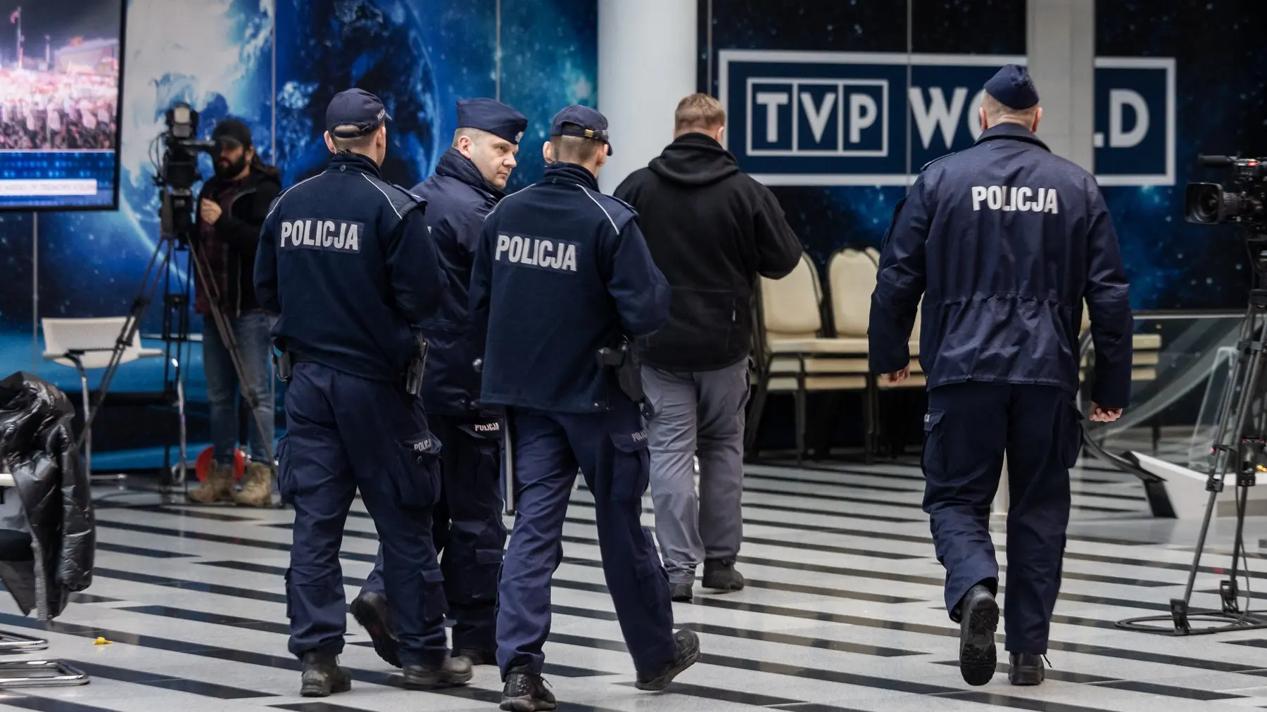 poljska državna televizija, policajci u tv stanici, 20 dec 2023 - profimedia-6582e9b83bdb7.webp