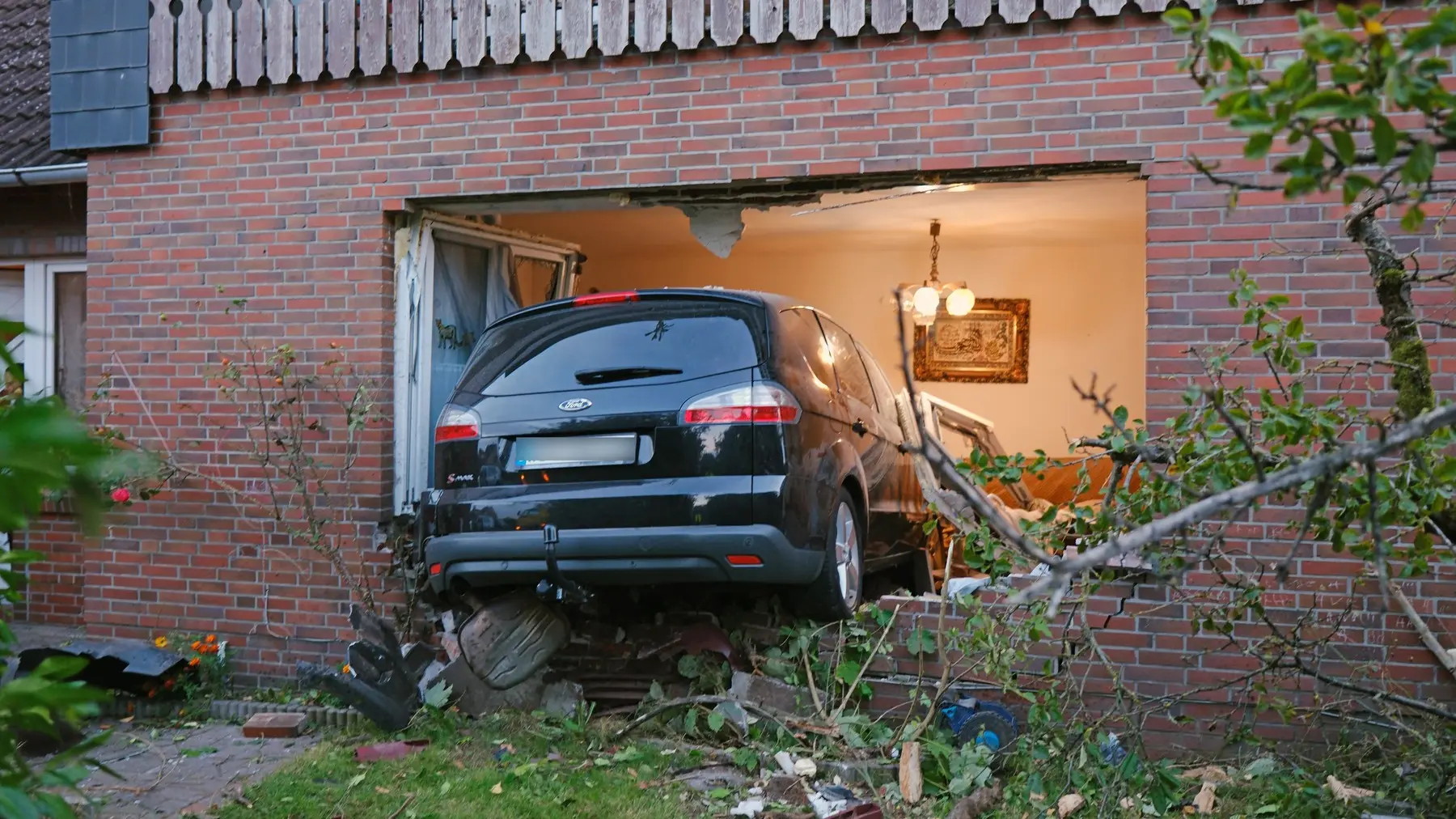 saobraćajna nesreća, 5 okt 2023, amerland - automobil, kuća - profimedia-657da58274d90.webp