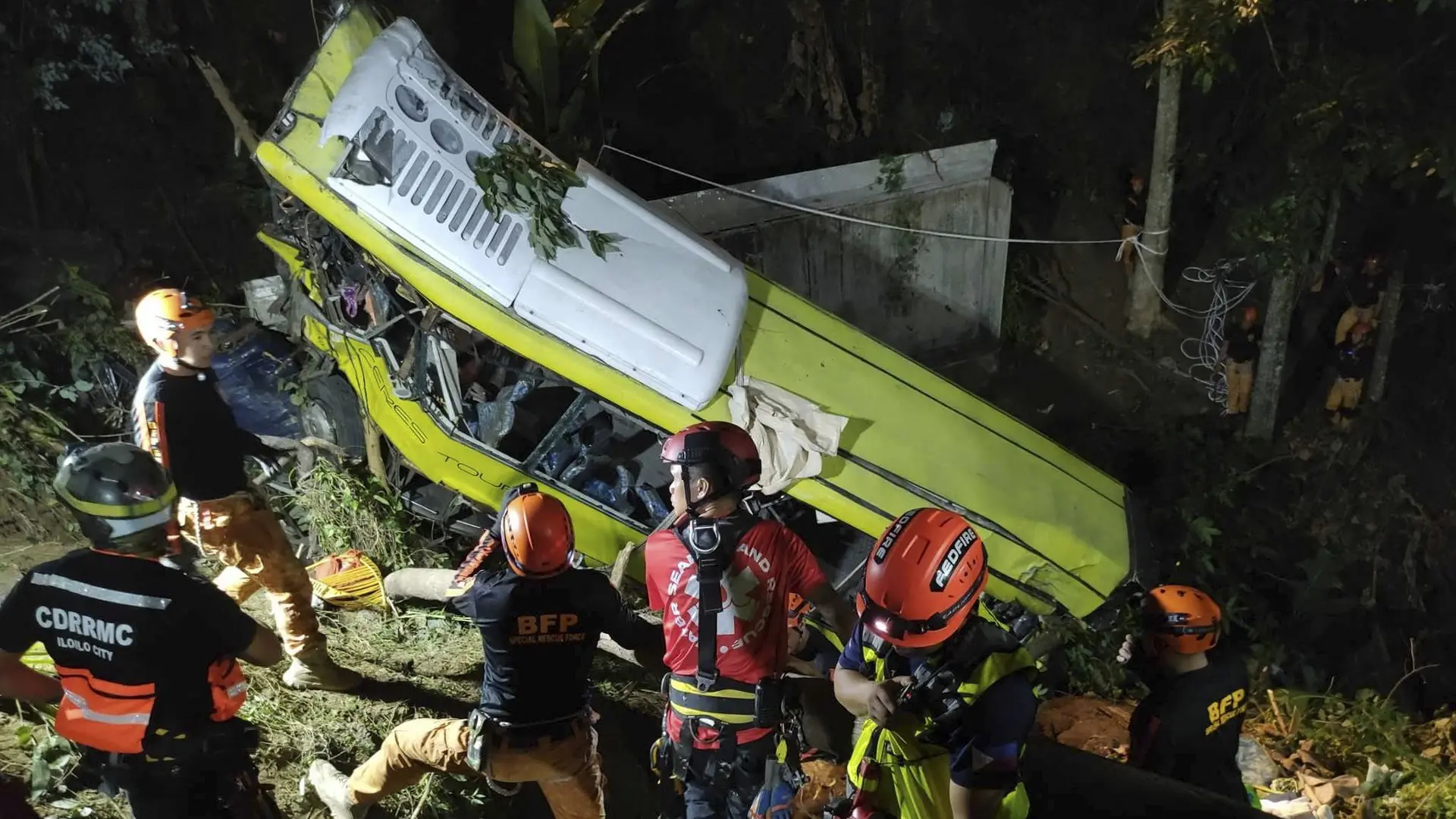 saobraćajna nesreća, autobus, filipini - 6 dec 2023 - Iloilo City Disaster Risk Reduction and Management Office - Urban Search and Rescue Unit via AP Tanjug-65702825094b3.webp