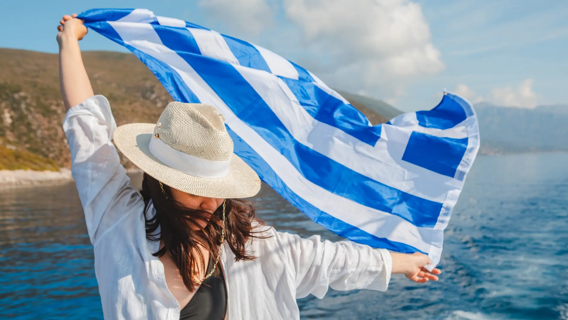 zastava grčke, grčka, turizam, plaža, putovanje - shutterstock-65b791e290088.webp