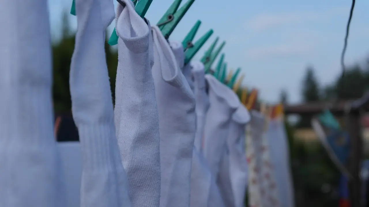 bele čarape, sušenje veša, pixabay-65de06f720858.webp