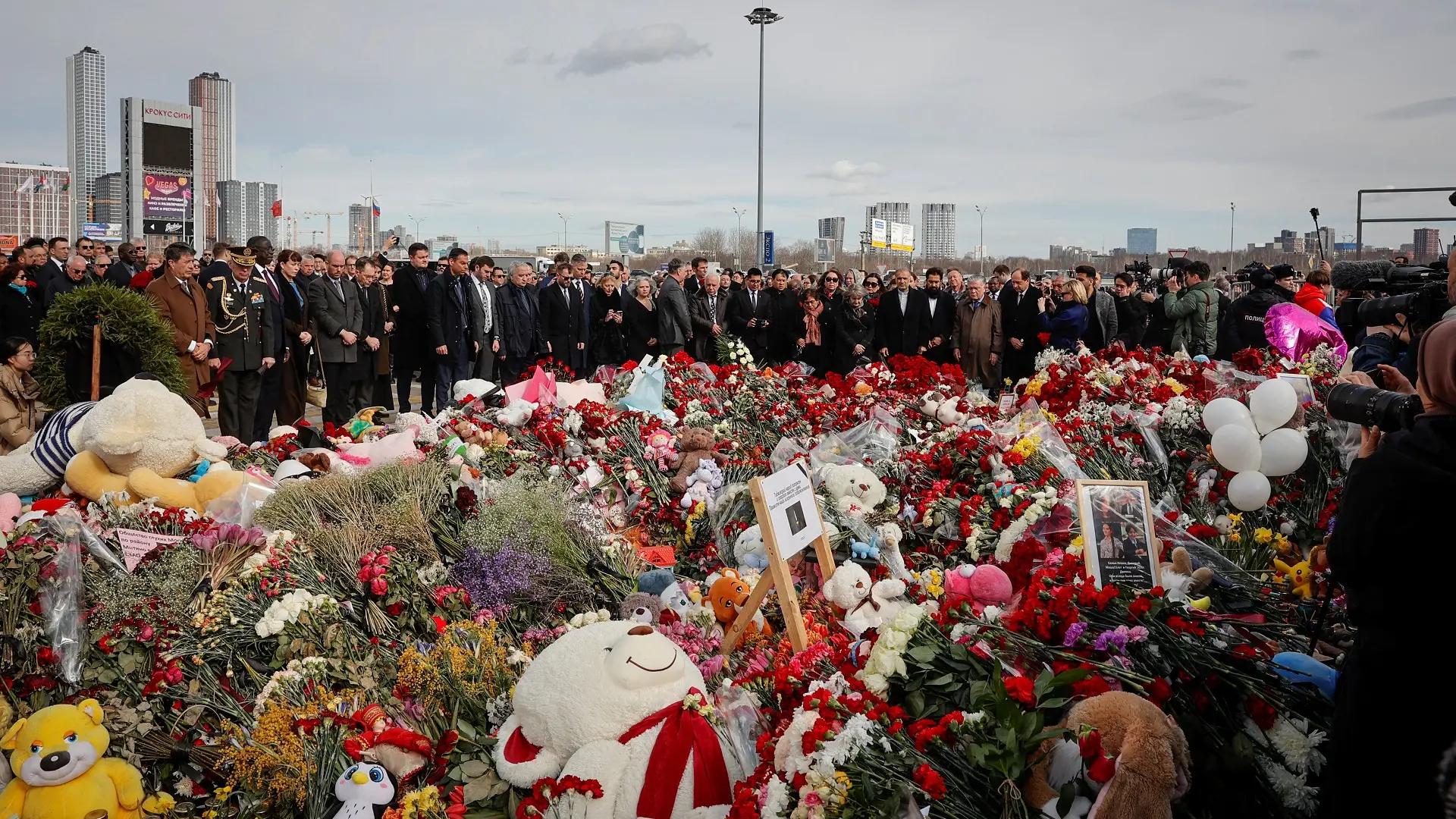 Više od 130 delegacija prisustvovalo komemoraciji žrtvama u ''Krokusu'' u Moskvi, krokus siti hol, 30 mart 2024 - foto Reuters (2)-660826c259a31.webp