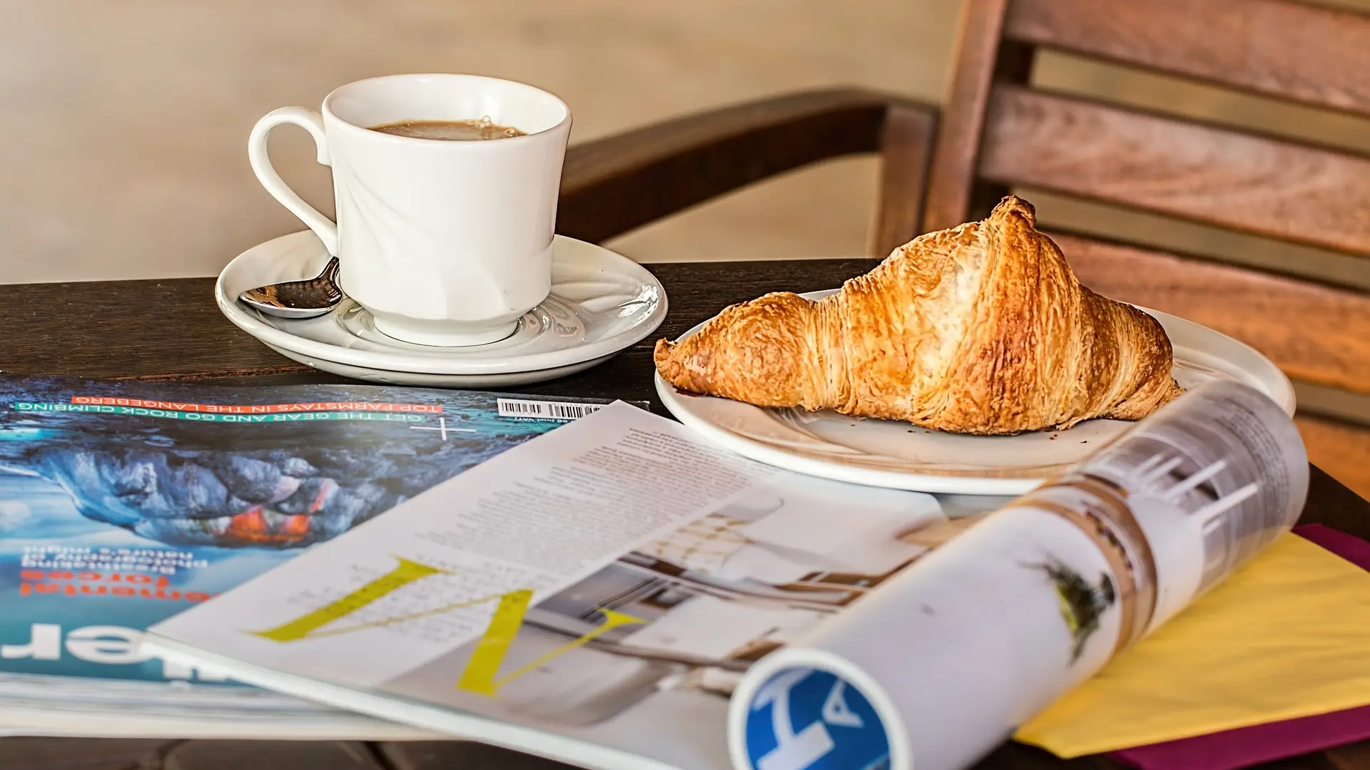 doručak, hrana, kroasan, kafa, novine, kafić, pixabay-65f1b087b8488.webp