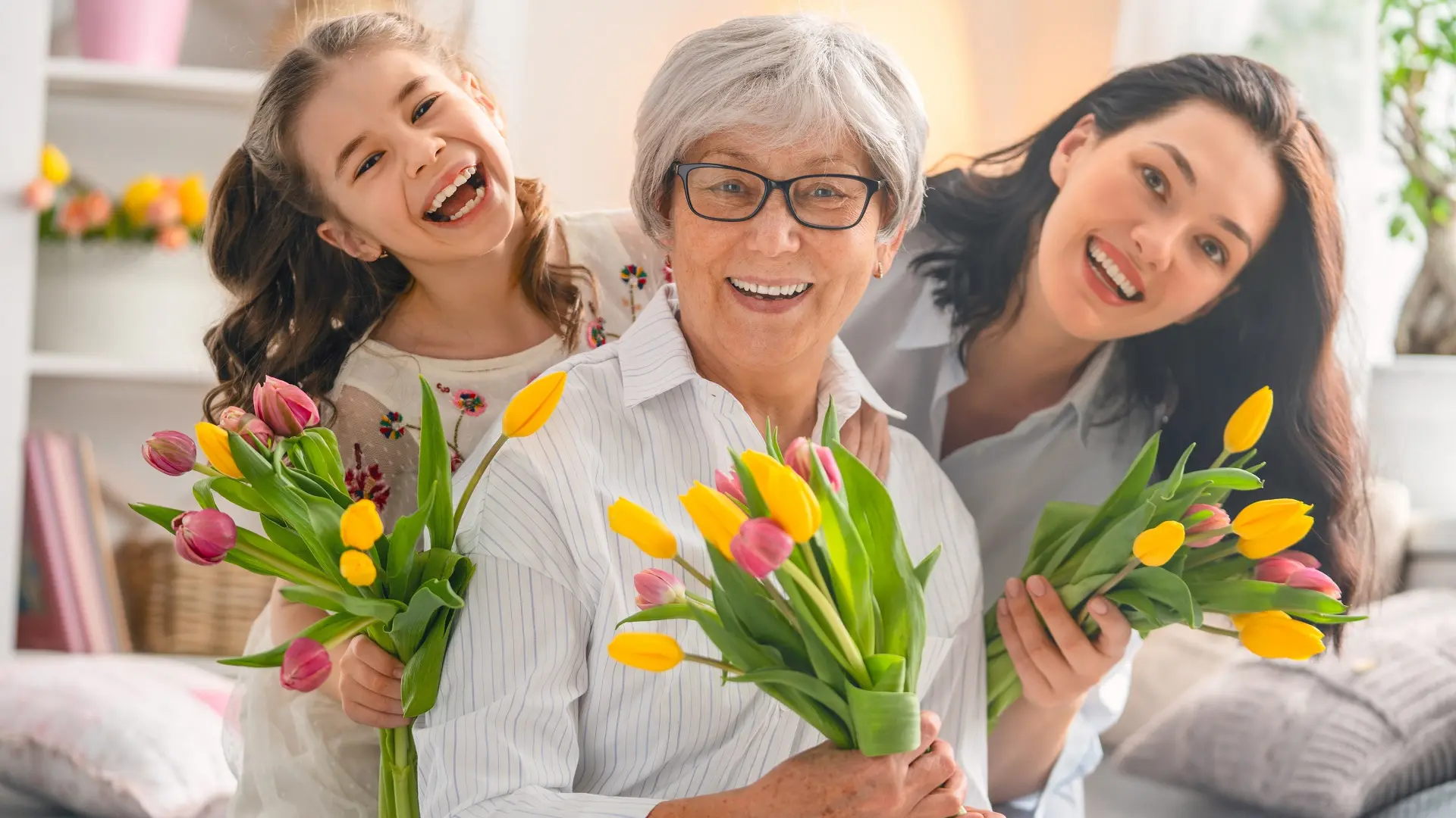 unuka, baka, mama, majka, baba, žene, međunarodni dan žena, 8 mart, cveće, praznik - shutterstock-65e9d098bfec6.webp