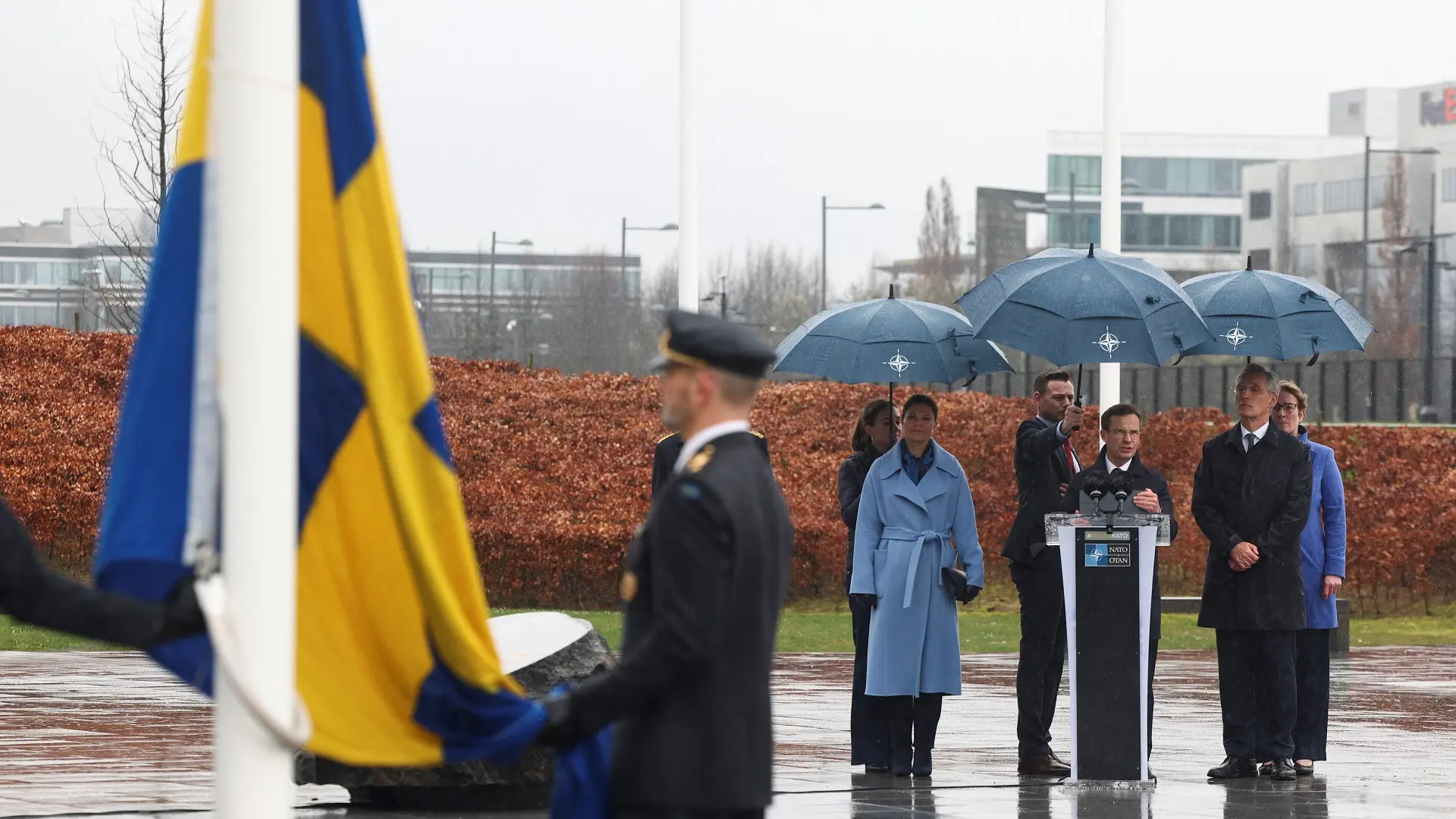 zastava švedske podignuta ispred sedišta nato, švedska - 11 mart 2024 - foto Reuters (1)-65eeec0d80a51.webp