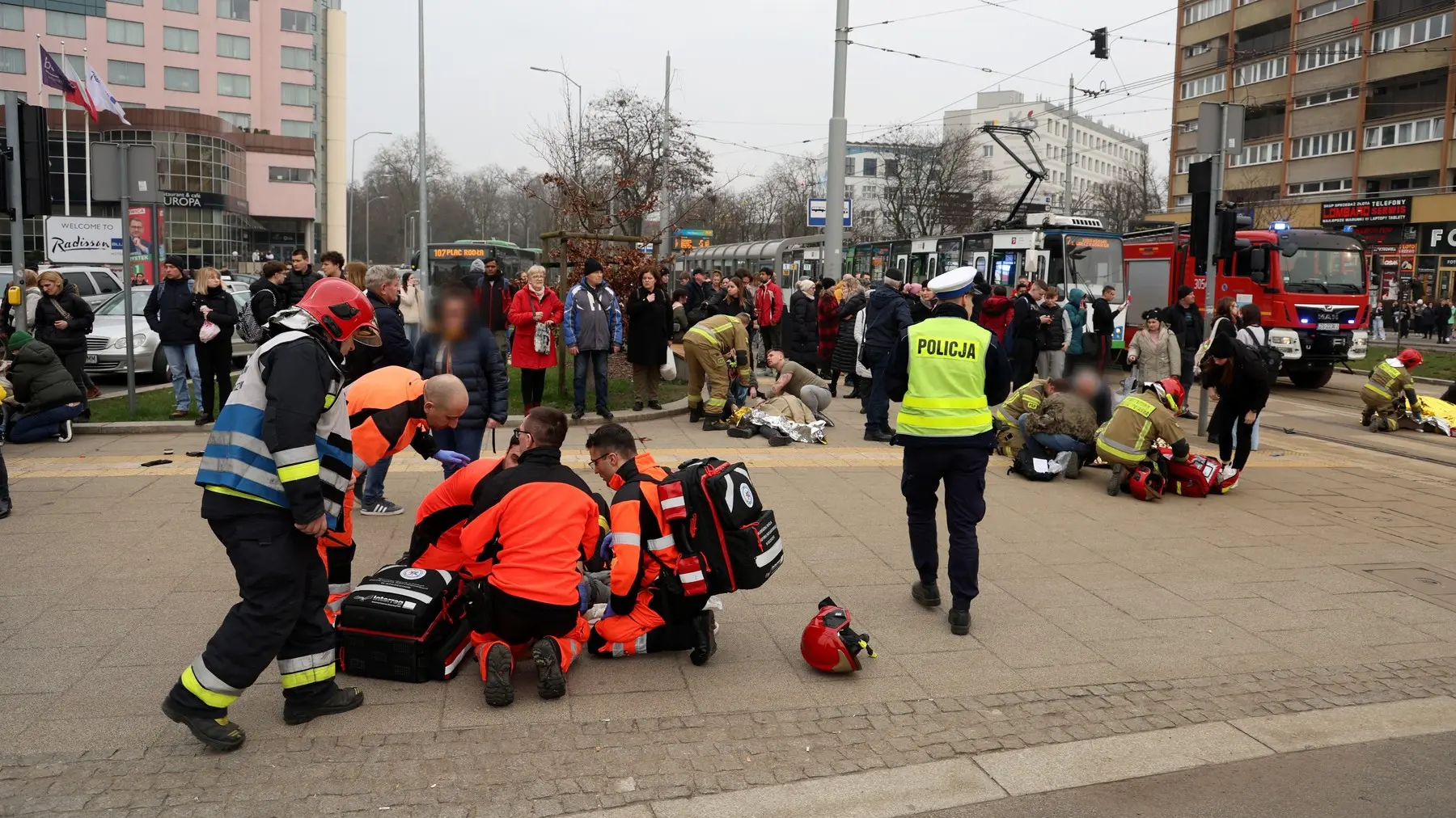 ščećin, poljska, automobil udario ljude na tramvajskoj stanici - 1 mart 2024 - profimedia (2)-65e20ae148b0f.webp