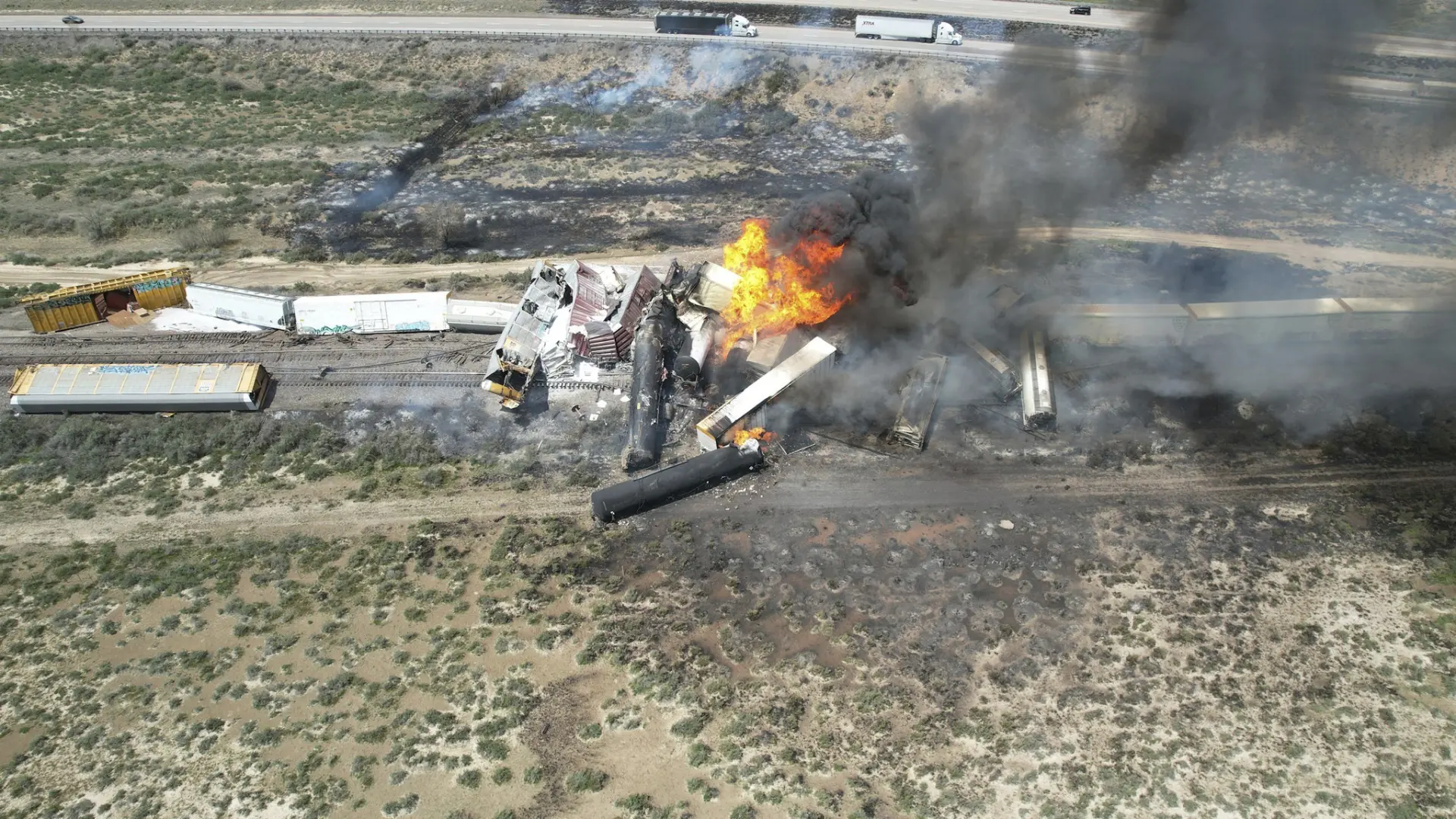 SAD teretni voz iskočio iz šina i zapalio se, grnaica arizone i nju meksika - 27 april 2024 - foto David Yellowhorse via AP Tanjug (2)-662c9d65365ed.webp