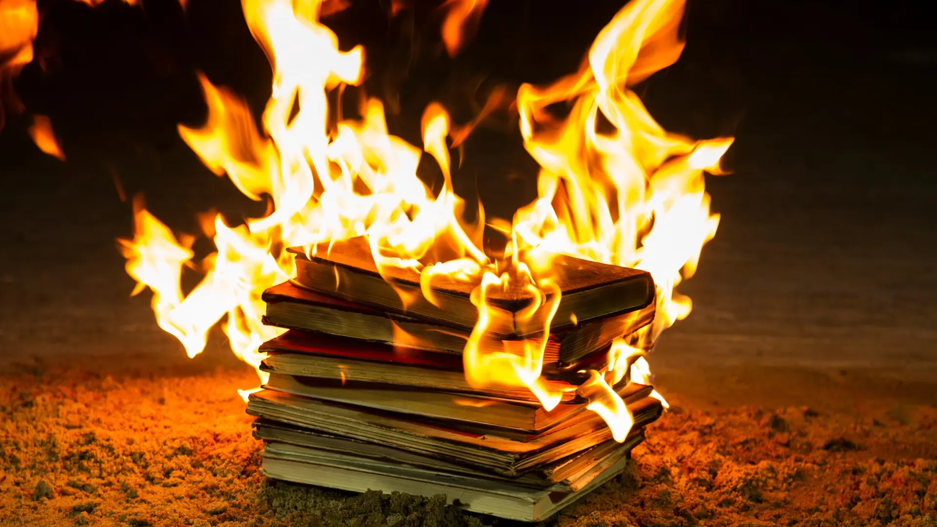zapaljene knjige, knjiga, vatra - shutterstock-660a944778682.webp