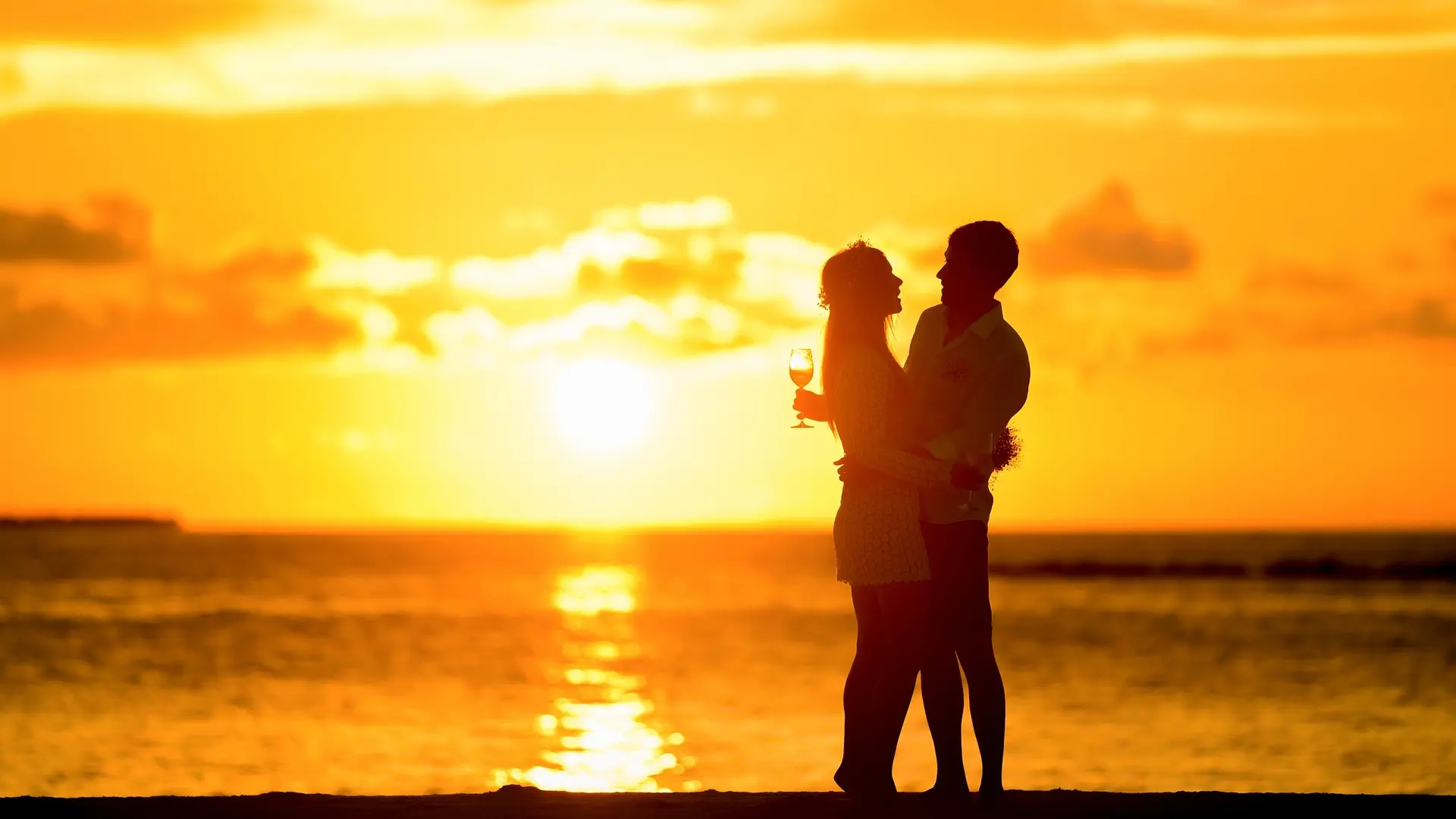 ljubav, sunce, plaža, leto, more, par, brak, sreća, odnos, zagrljaj, poljubac, muškarac, žena, pixabay-6633bb6ac0473.webp