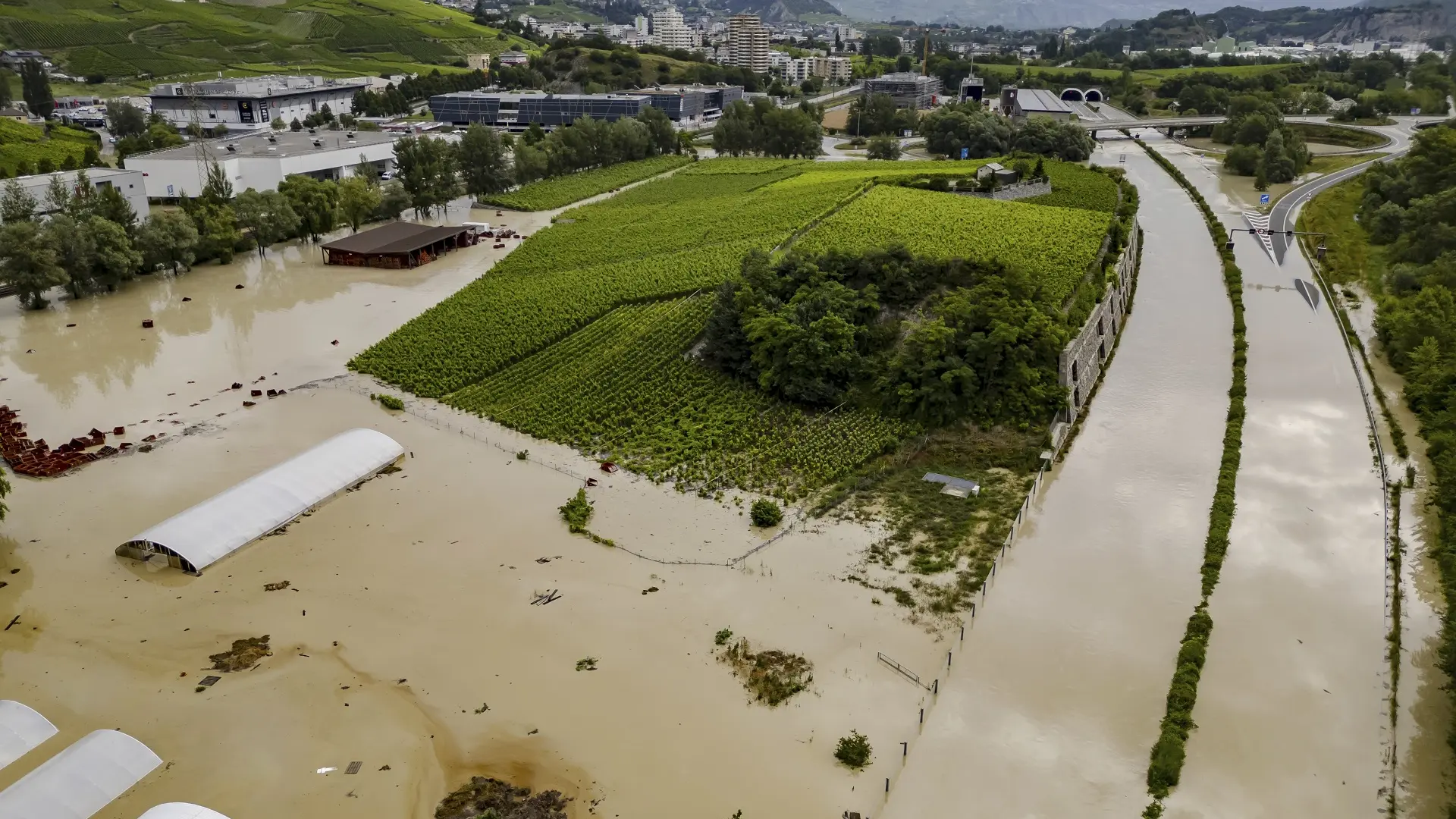 poplave i klizište u švajcarskoj, švajcarska - 30 jun 2024 - foto Jean-Christophe Bott Keystone via AP Tanjug (2)-66813217a98a1.webp